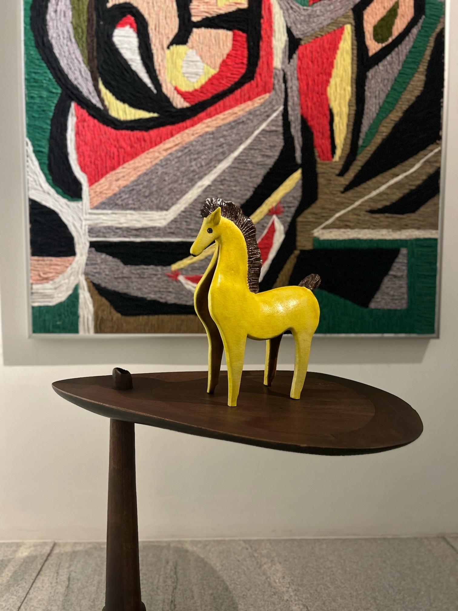 Bruno Gambone sculpture de cheval en céramique jaune citron. Signé.