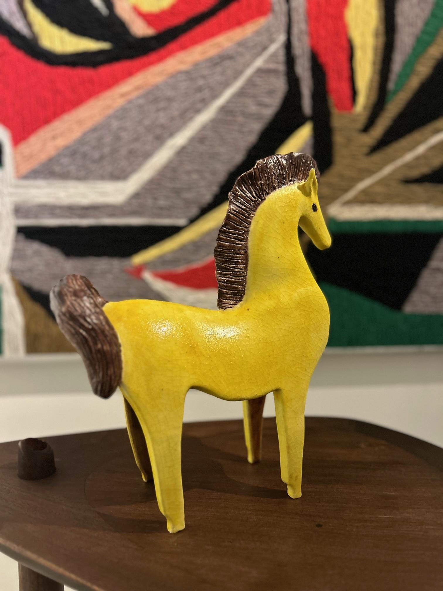 Mid-Century Modern Sculpture de cheval jaune en céramique du milieu du siècle dernier de Bruno Gambone 