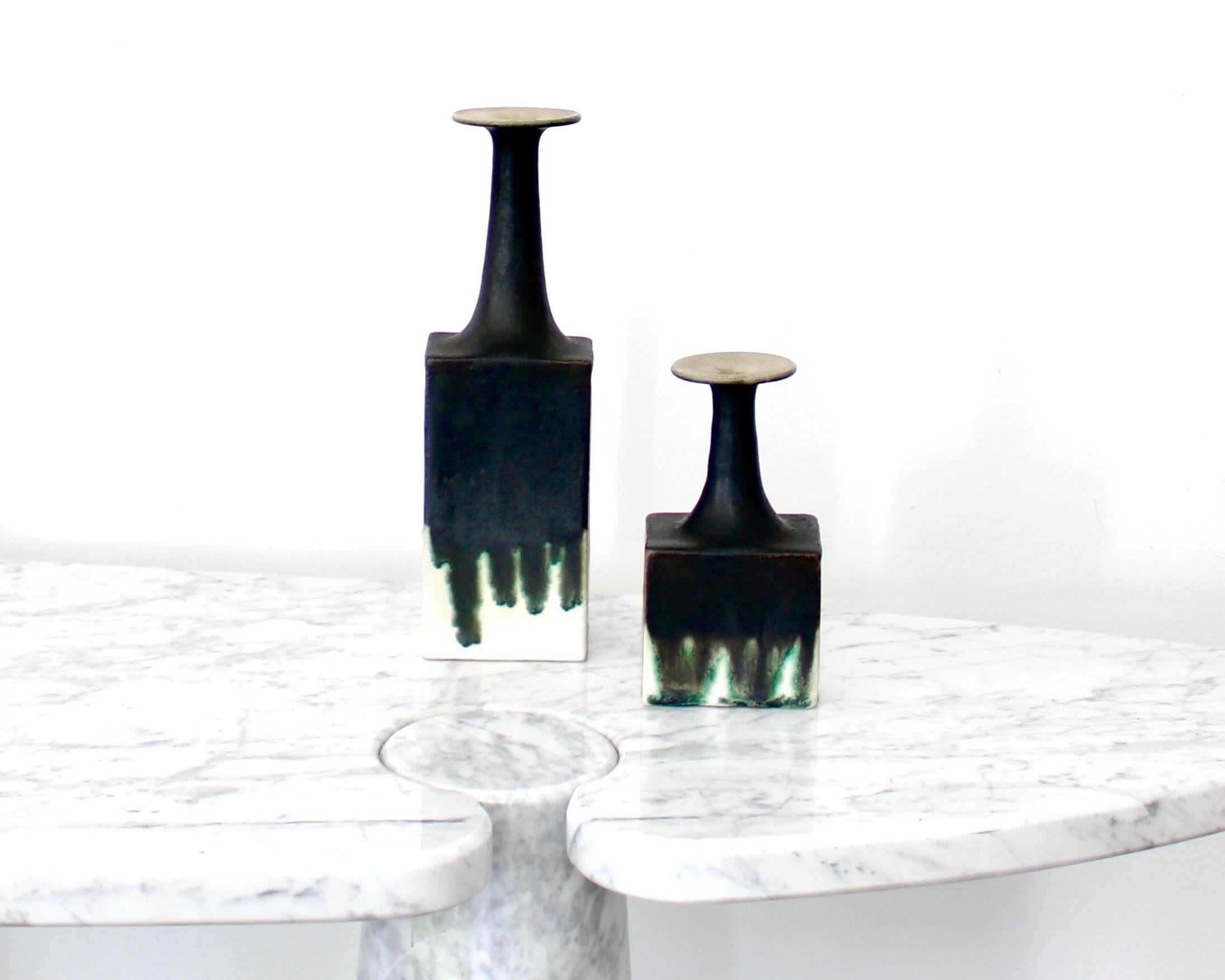 Bruno Gambone Récipients en forme de bouteille en céramique italienne avec blanc crayeux  surface avec un motif glacé en goutte d'eau noir et bleu vert (vers les années 1970). Avec une base rectangulaire moderne et un cou maigre et allongé, sa forme