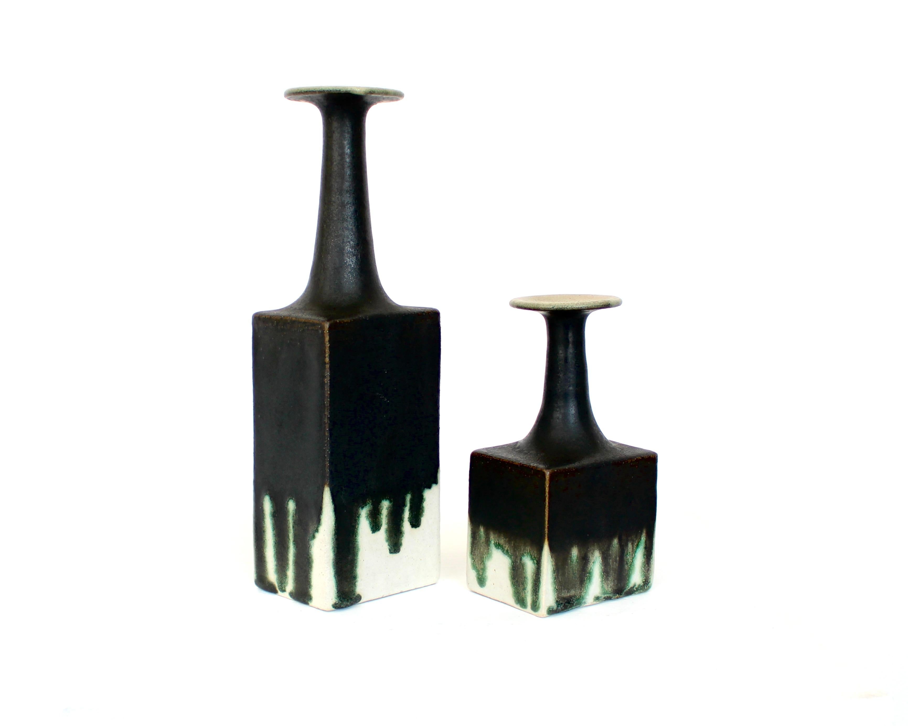 Paire de vases-bouteilles en céramique émaillée de Bruno Gambone, Italie, vers 1970 Bon état - En vente à Chicago, IL