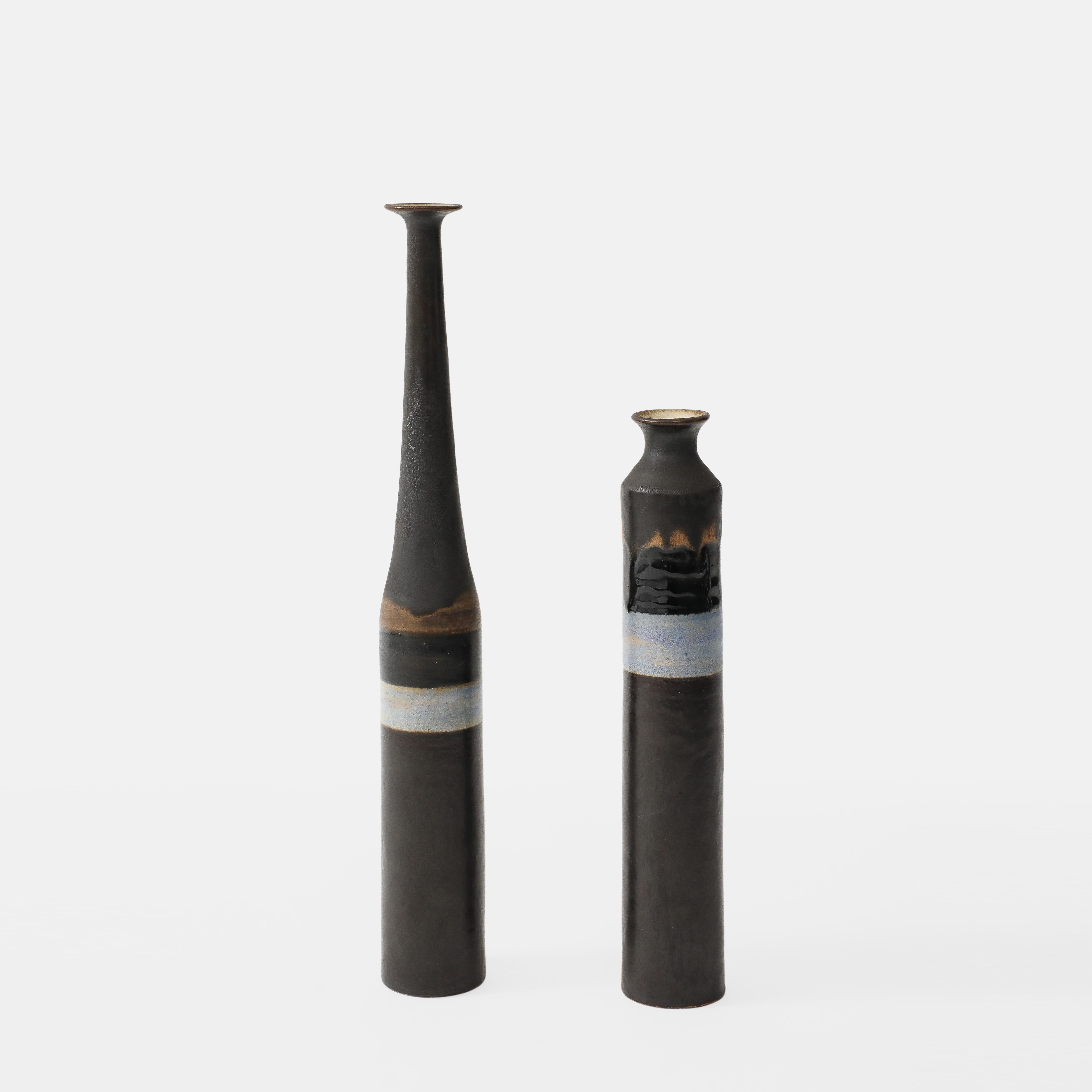 Paire de bouteilles ou de vases en grès ou en céramique de Bruno Gambone, marron foncé avec des rayures marron clair et bleu clair, avec une ligne incisée autour de la zone supérieure sous le col de la bouteille, Italie, années 1970. Marqué d'une