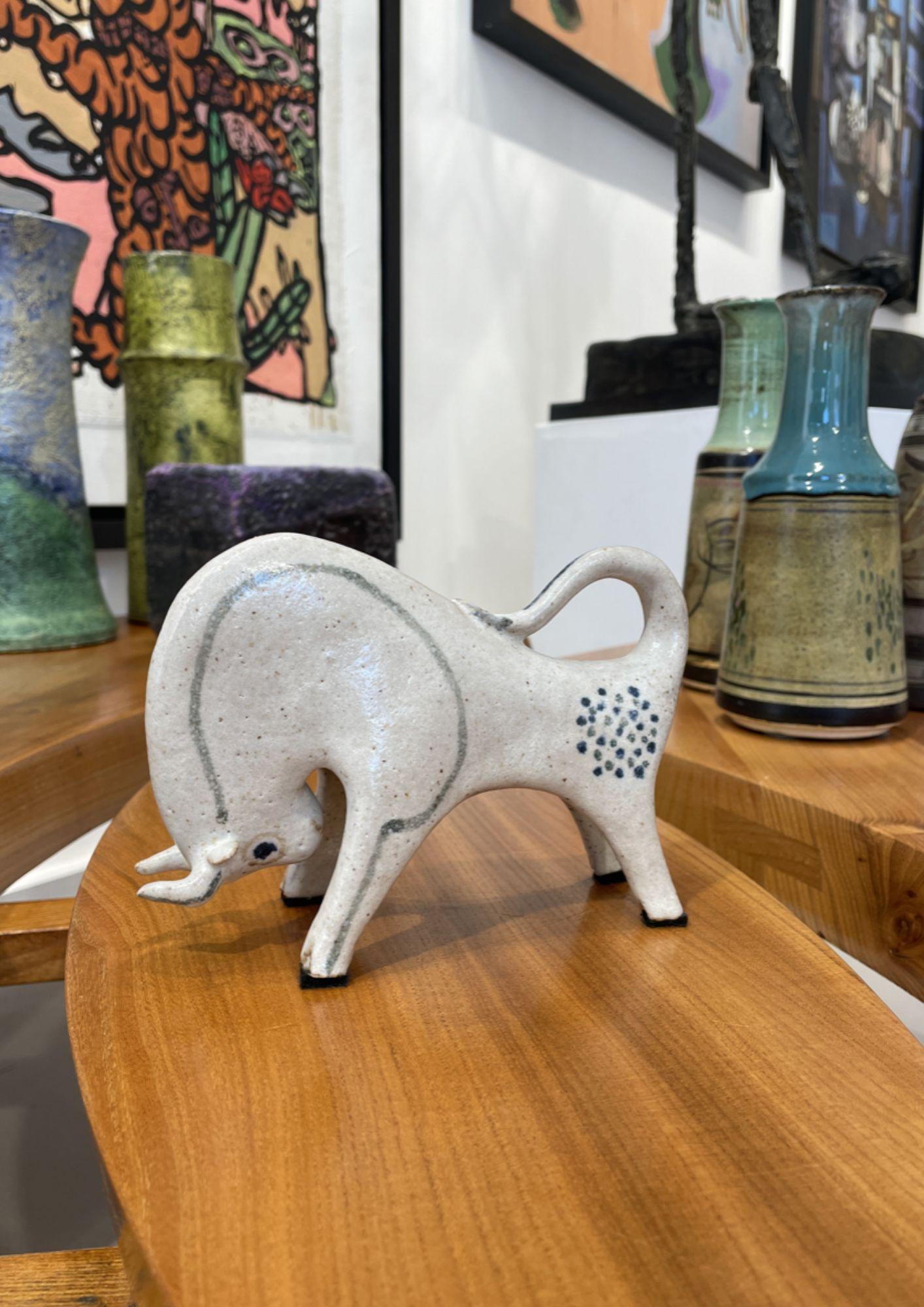 Taureau - Sculpture di Bruno Gambone