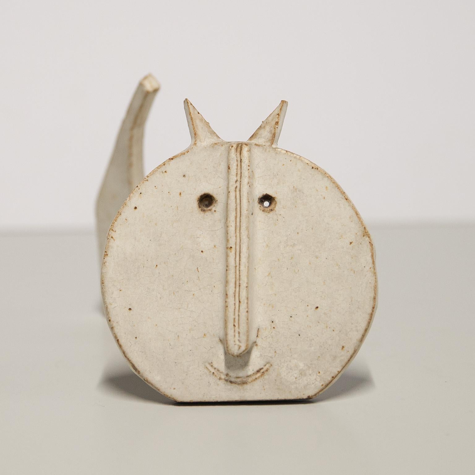 Abstrakte Skulptur einer Katze aus Steingut von Bruno Gambone I (Moderne der Mitte des Jahrhunderts) im Angebot