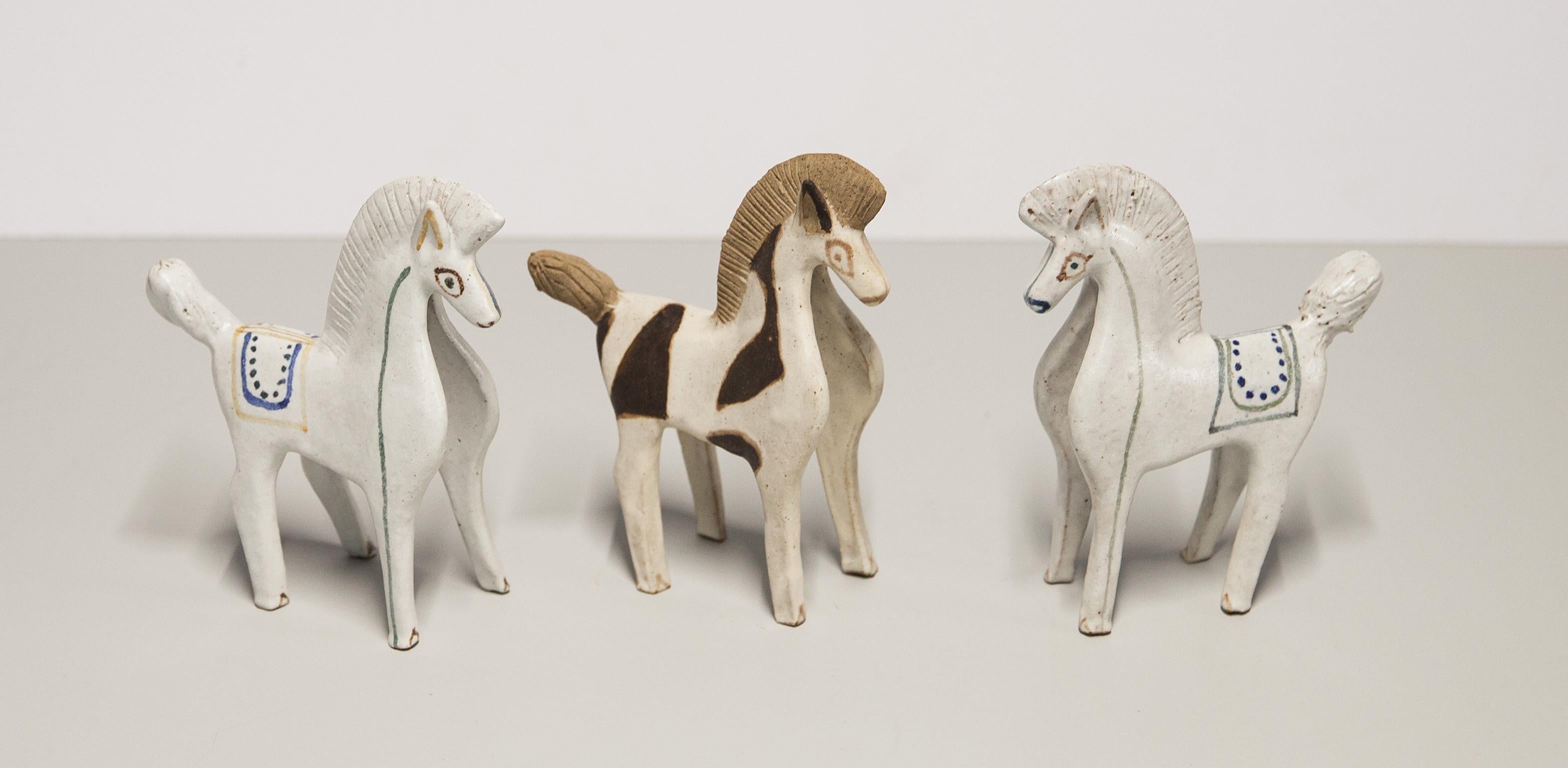 Cream white glazed ceramic horses made by Bruno Gambone in the 1970s, signed Gambone on the bottom. Wonderful set in excellent condition.