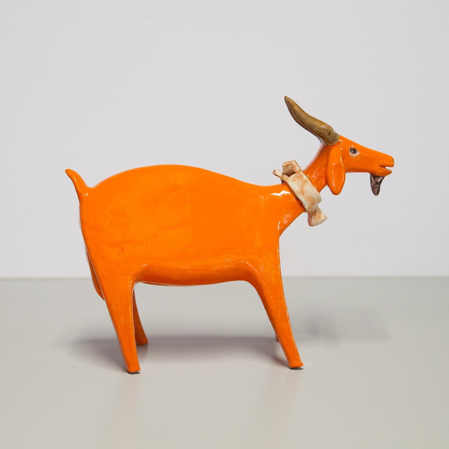Chèvre en céramique émaillée orange réalisée par Bruno Gambone dans les années 1970, signée Gambone Italie sur le fond. Très rare à trouver dans le design orange glacé et en excellent état.