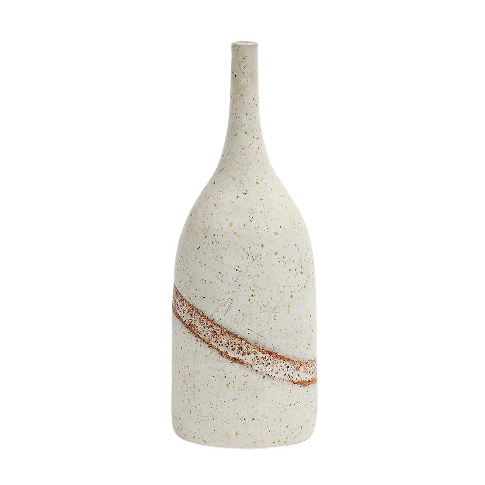 Bruno Gambone Vase, Keramik, Weiß, Burnt Umber, Streifen, signiert. Mittelgroße Vase in Flaschenform mit abgeschrägten Schultern, verziert mit einem dunklen, orangefarbenen, abgewinkelten Streifen über einer cremefarbenen, gesprenkelten Glasur -