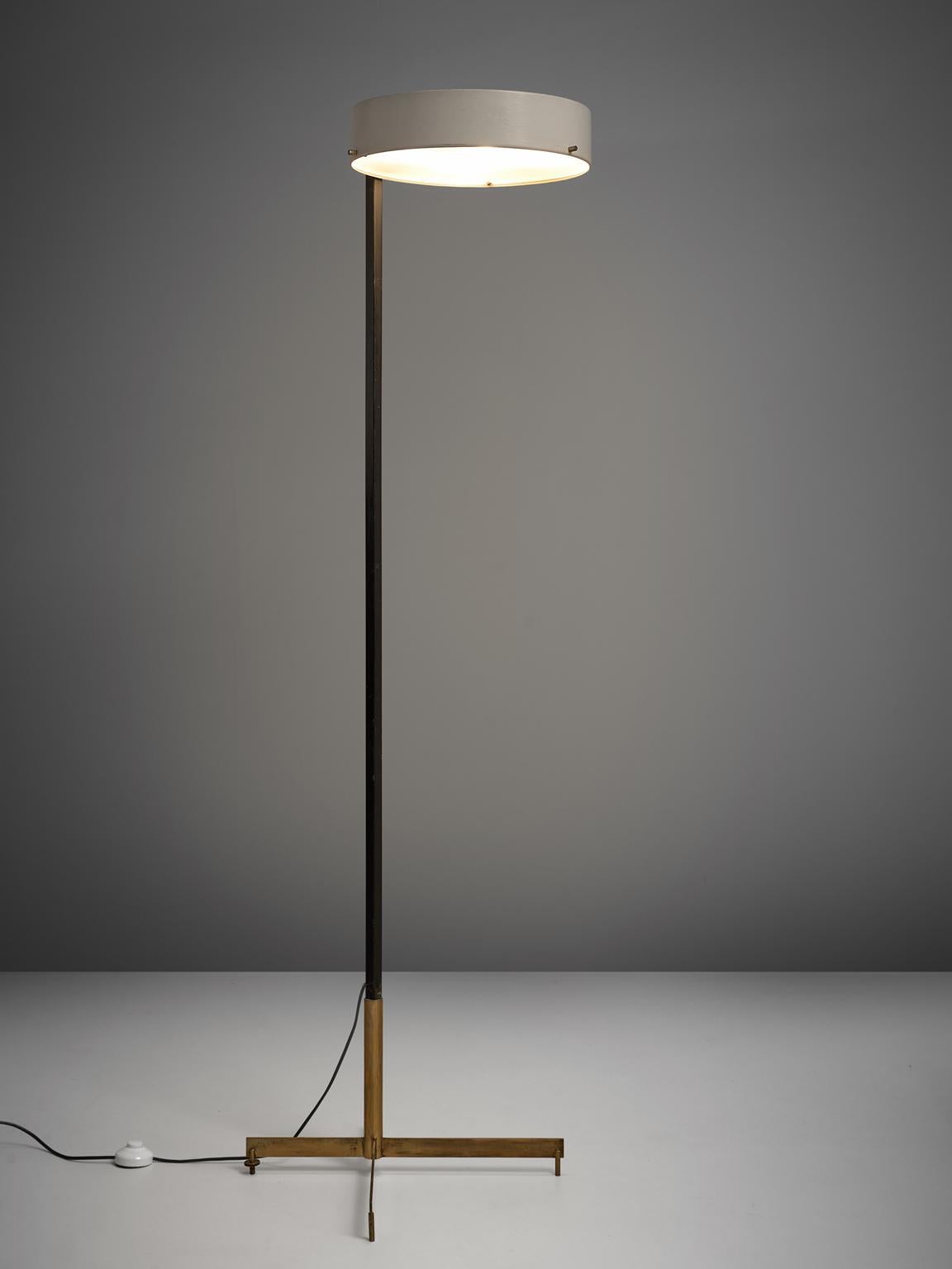 Bruno Gatta for Stilnovo, floor lamp, brass, metal, Italy, 1950.

This slim floor lamp with lacquered aluminium stem and a brass base is designed by Bruno Gatta for Stilnovo. The brass has a beautiful patina, which can only be gained after years
