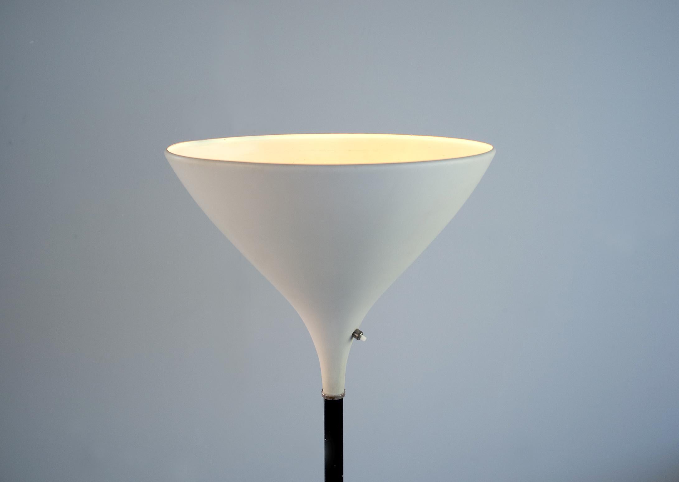 Très rare lampe d'éclairage indirect publiée par la maison Stilnovo, Italie 1950. Bruno Gatta est le fondateur de Stilnovo en 1946.
Base en marbre blanc, barillet en métal laqué noir mat rehaussé d'anneaux en laiton, réflecteur en métal laqué blanc