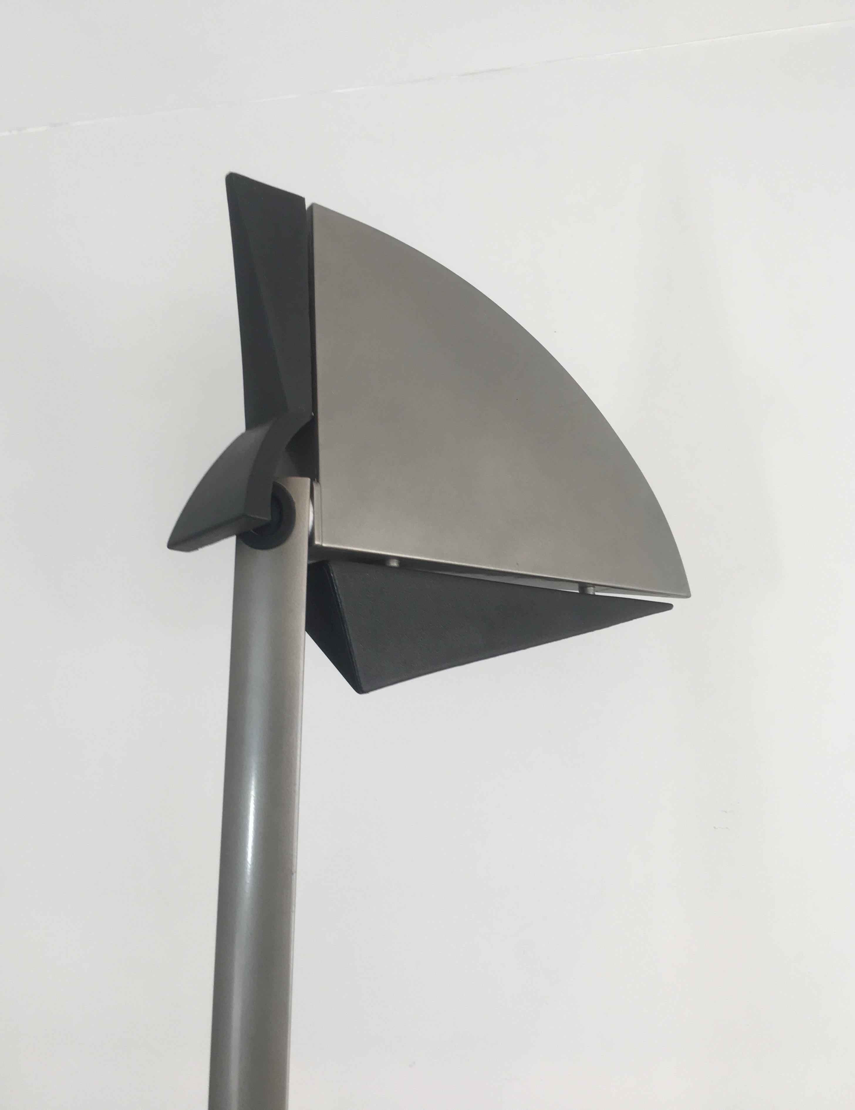 Bruno Gecchelin pour Gruppo Skipper. Lampadaire en émail gris et caoutchouc noir mat en vente 3