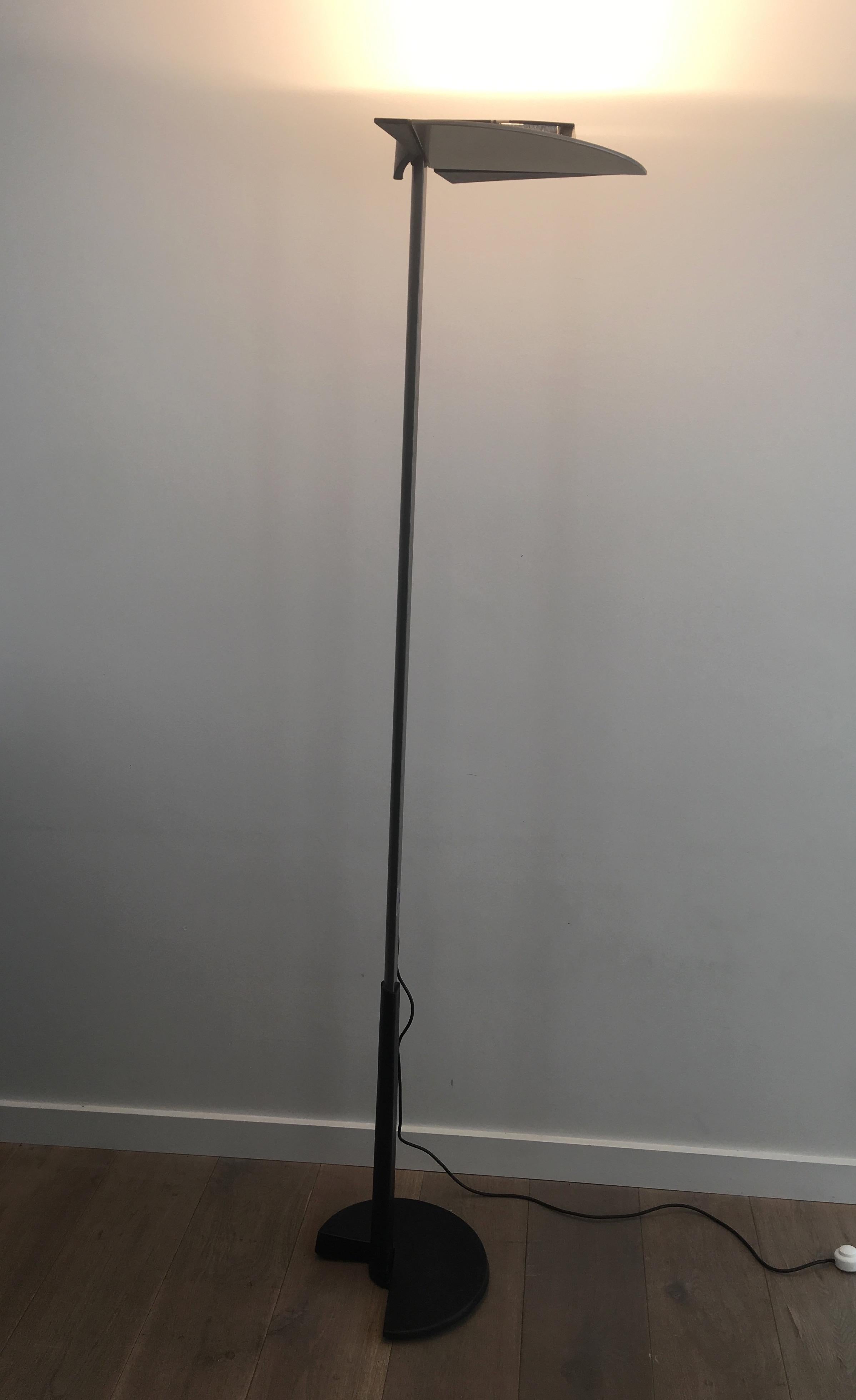 italien Bruno Gecchelin pour Gruppo Skipper. Lampadaire en émail gris et caoutchouc noir mat en vente