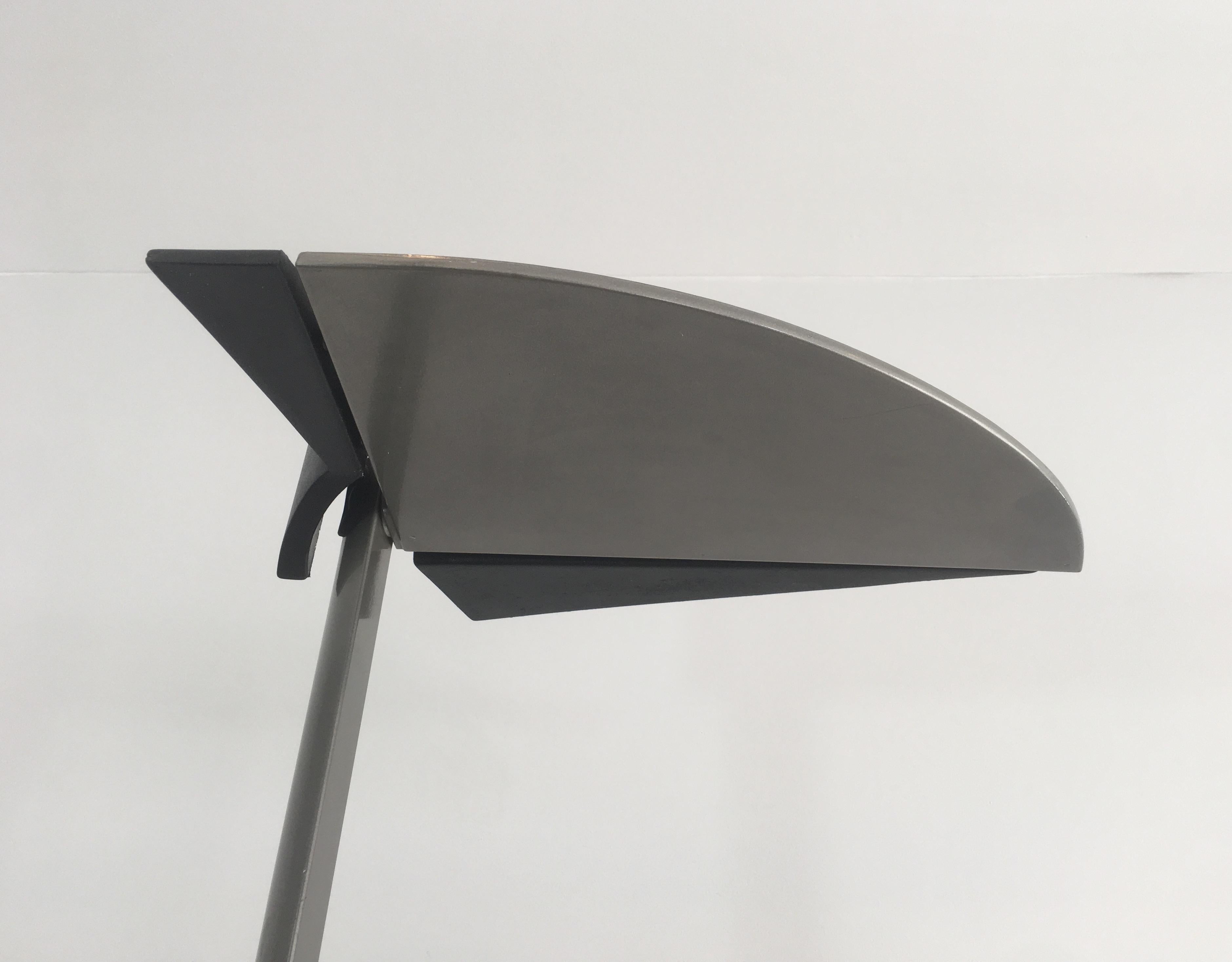 Fin du 20e siècle Bruno Gecchelin pour Gruppo Skipper. Lampadaire en émail gris et caoutchouc noir mat en vente