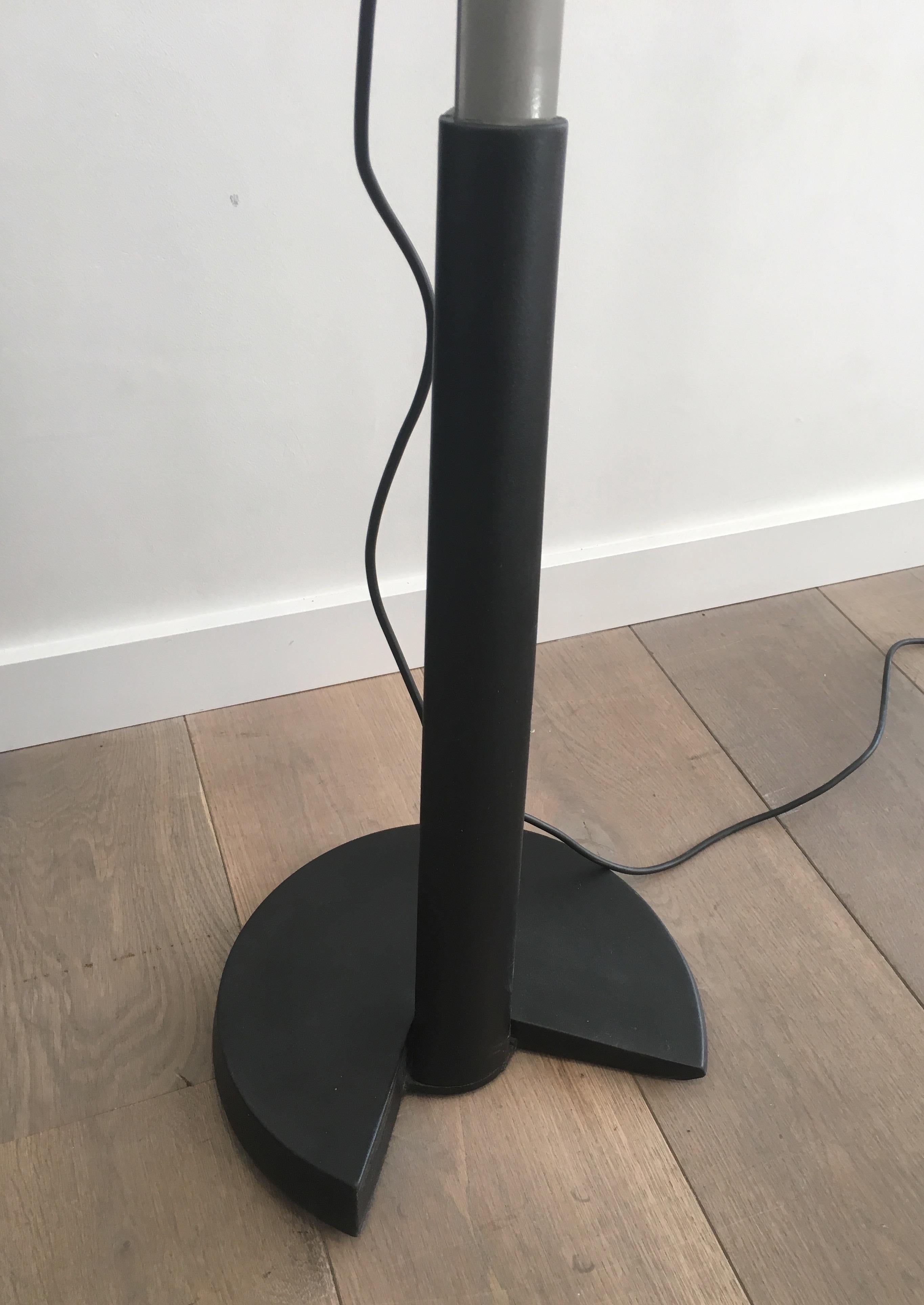 Bruno Gecchelin pour Gruppo Skipper. Lampadaire en émail gris et caoutchouc noir mat en vente 1