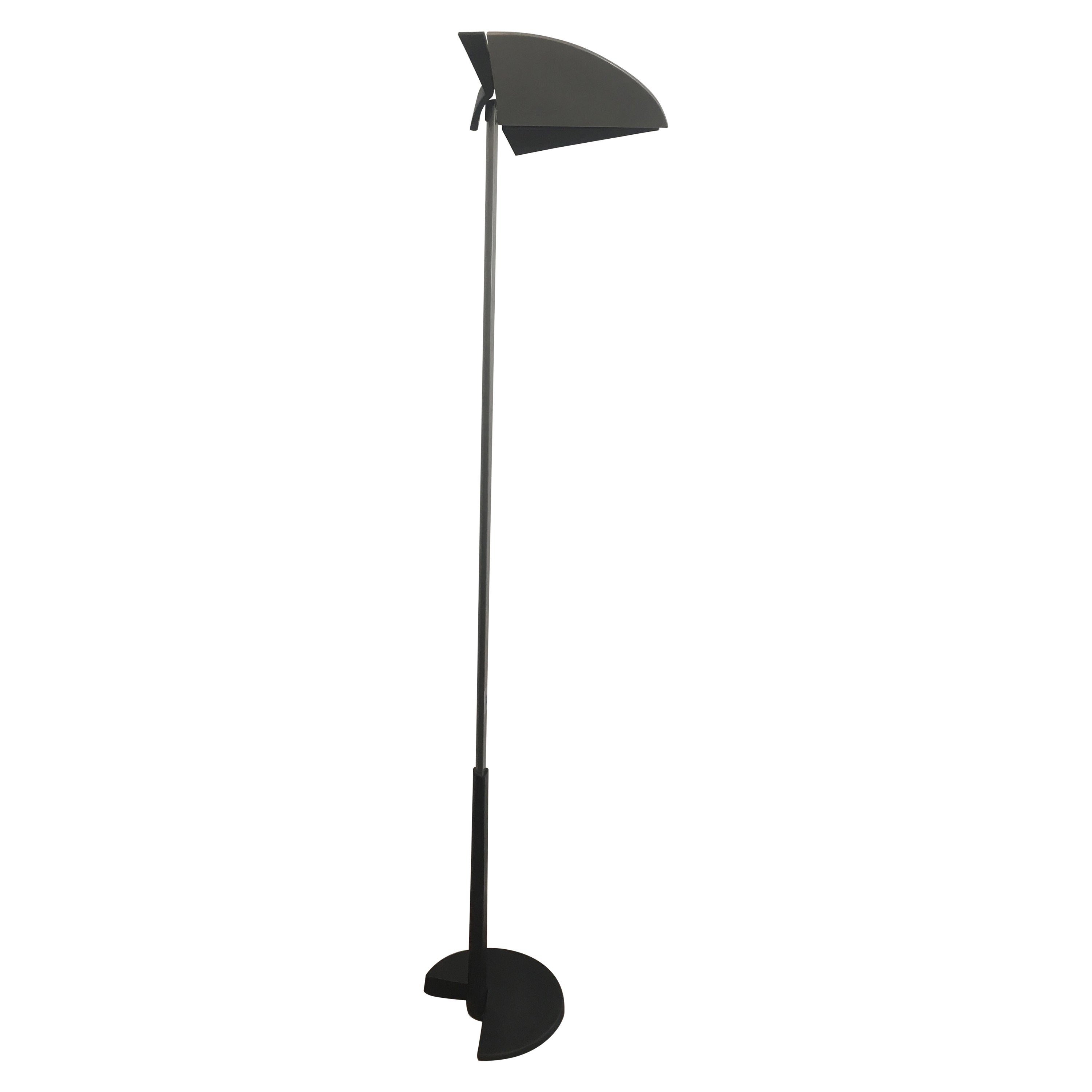 Bruno Gecchelin per il Gruppo Skipper. Lampada da terra in smalto grigio con stucco nero opaco