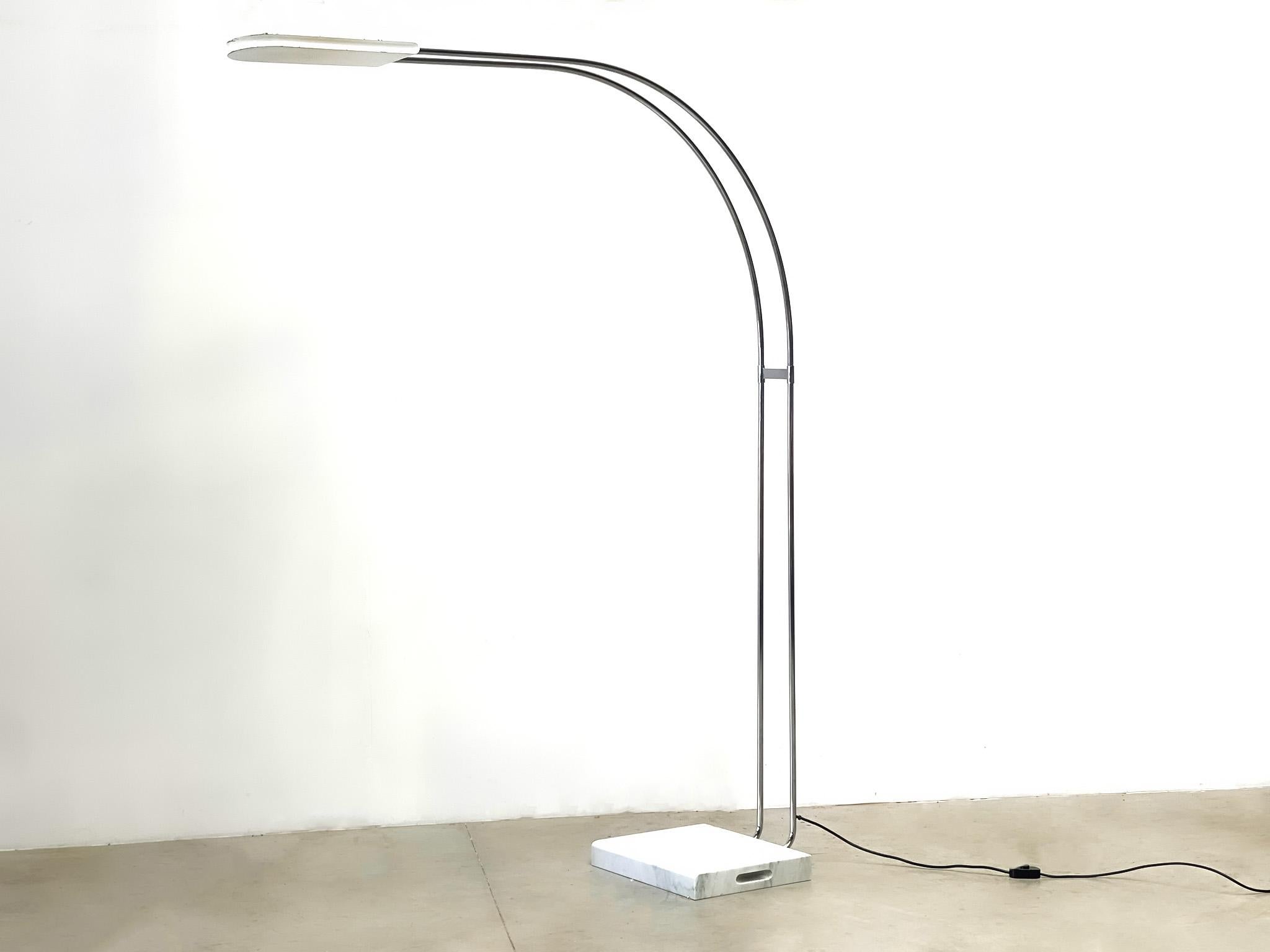 What a lamp!

 

XL lamp by Bruno Gecchelin This lamp is called the Gesto Terra floor lamp. The lamp was made by Gruppo Skipper in 1974. This model is a very exceptional and rare model. It is an xl version with a beautiful carrera marble base and in