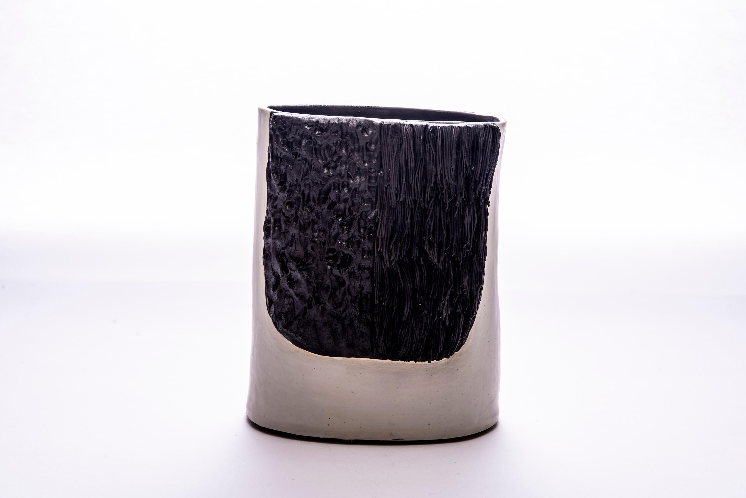 Trish DeMasi
Bruno, 2020
Keramisch glasiert
9.25 x 7 x 6 Zoll

Die Moderno-Kollektion von Trish DeMasi zeichnet sich durch geometrische Formen, üppige Texturen und angenehme neutrale Farben in Form von glasierten Keramikgefäßen und Dosen aus.