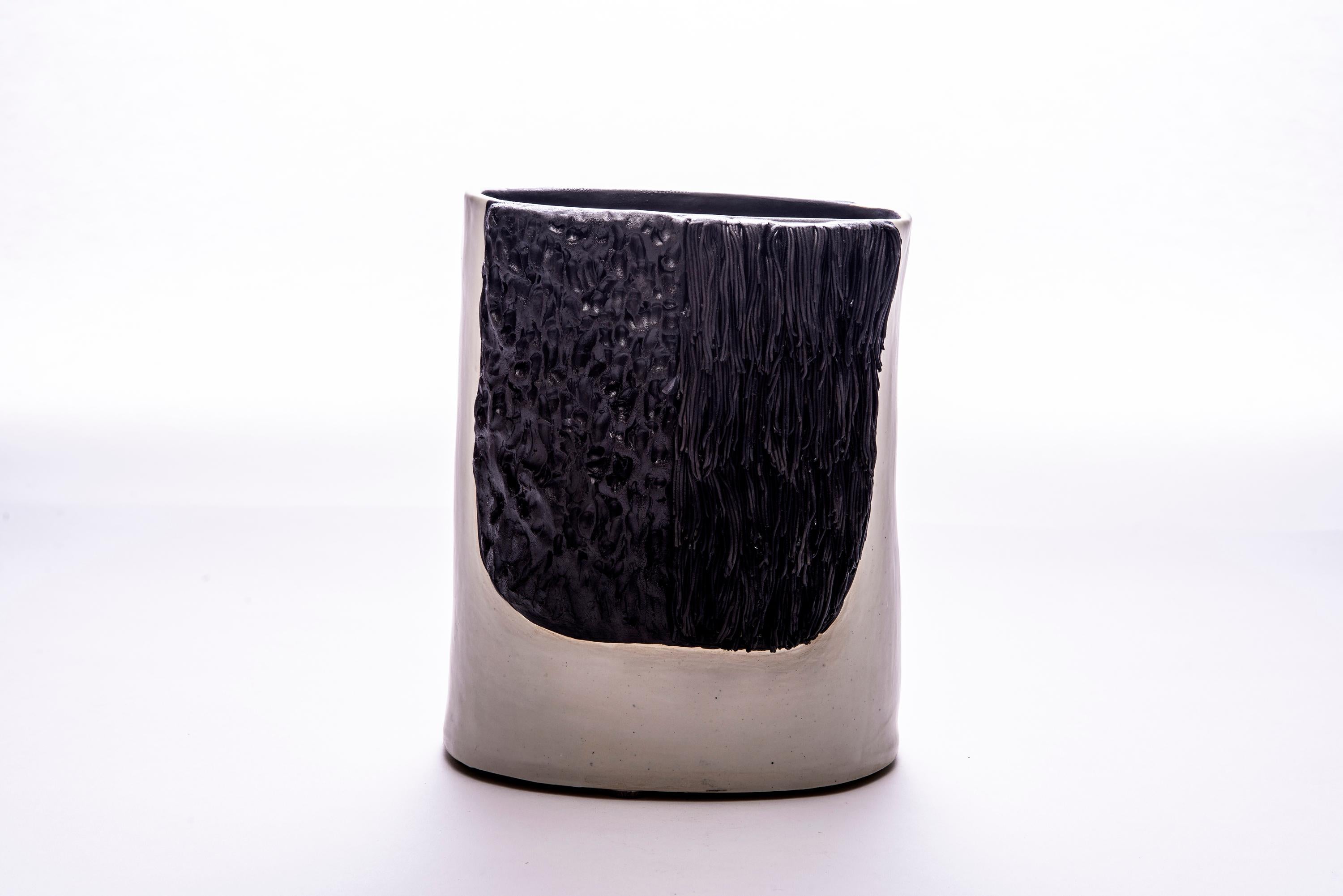 Trish DeMasi
Bruno, 2020
Céramique émaillée
9.25 x 7 x 6 in

La collection Moderno de Trish DeMasi présente des formes géométriques, des textures somptueuses et des couleurs neutres agréables sous la forme de récipients et de boîtes en céramique