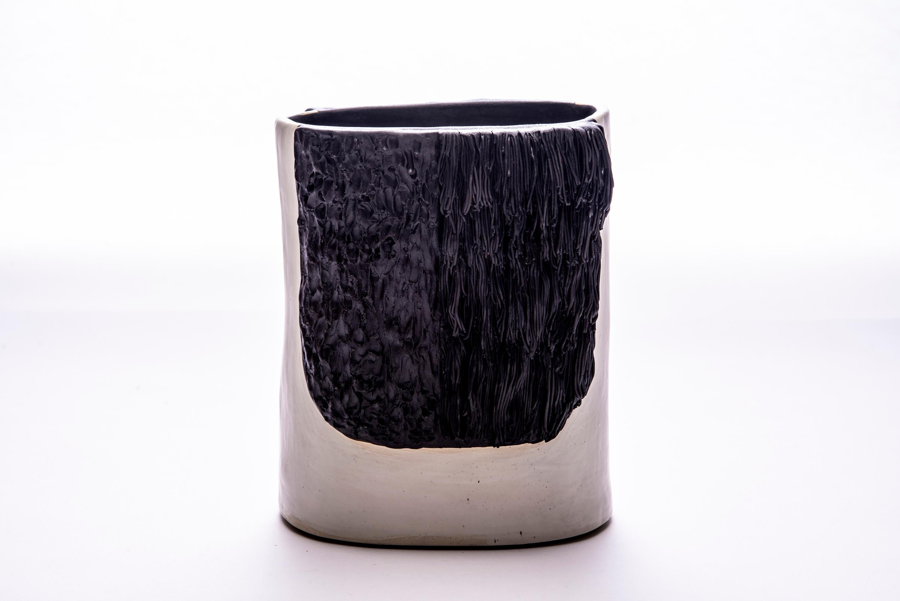 Bruno-Gefäß aus glasierter Keramik aus der Moderno-Kollektion von Trish DeMasi (Glasiert) im Angebot