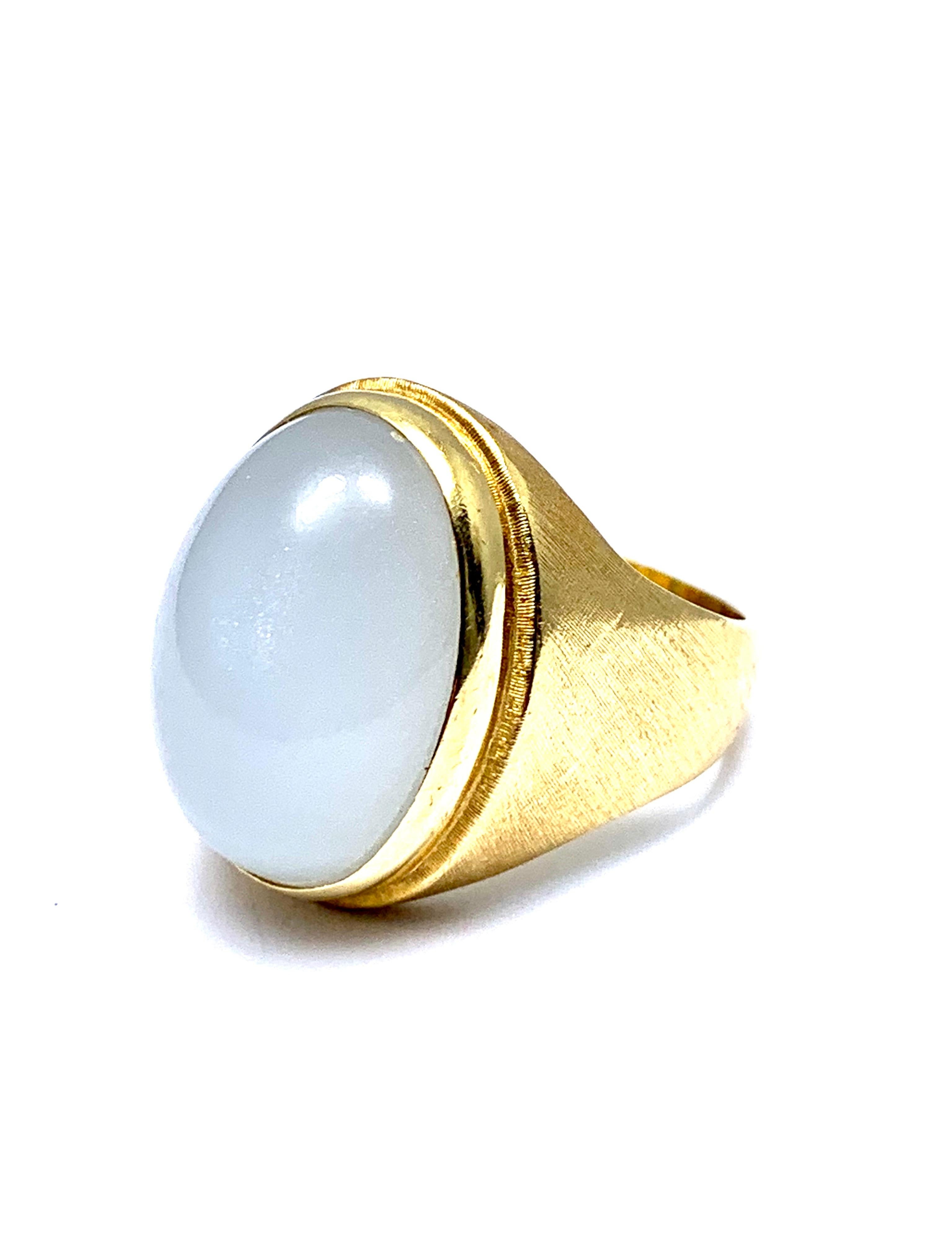 Bruno Guidi 11.88 Carat Moonstone and 18 Karat Yellow Gold Ring In Excellent Condition In Chevy Chase, MD