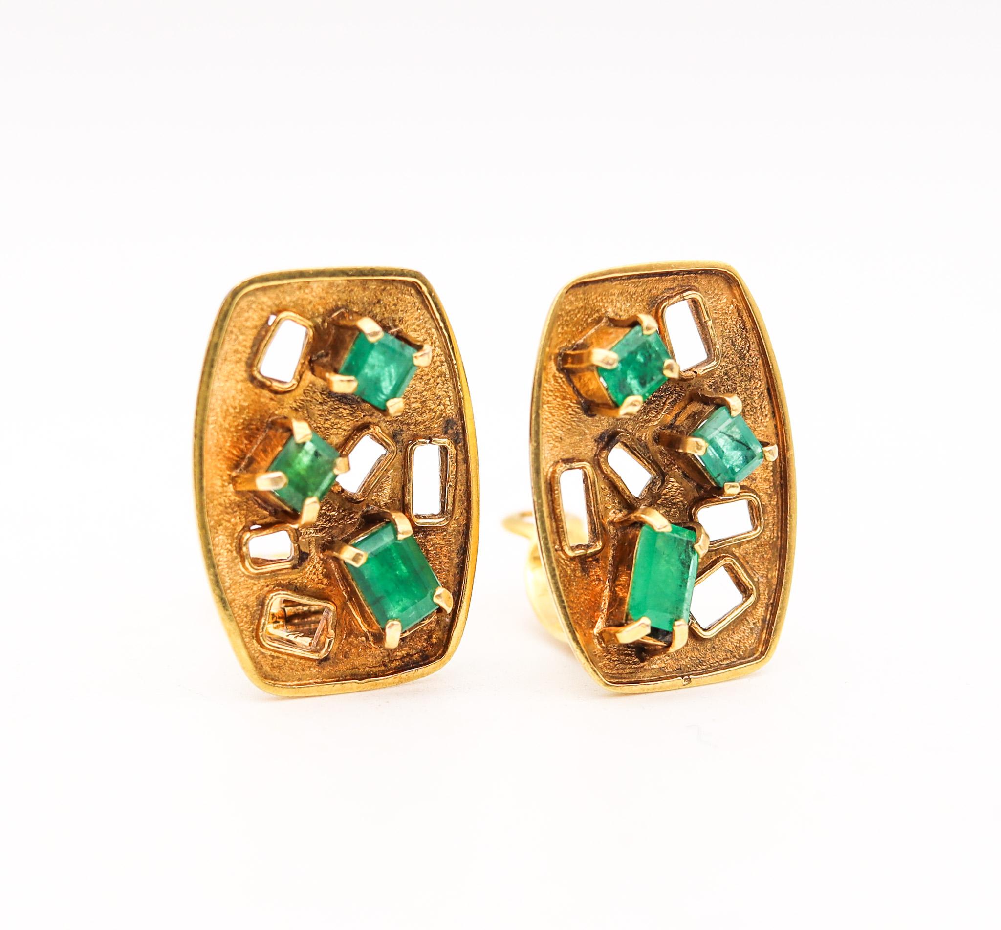 Retro modernist earrings with emeralds designed by Bruno Guidi.

Gorgeous three dimensional pieces of wearable art, created in Brazil by the designer and goldsmith Bruno Guidi, back in the 1970. This pair of earrings has been crafted as an sculpture