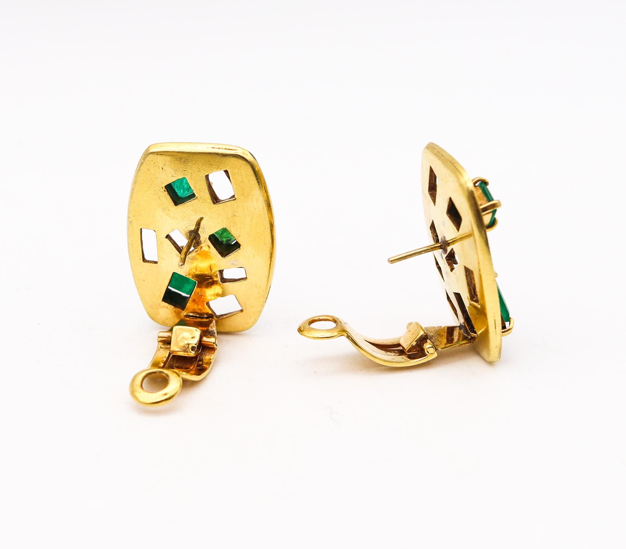 Moderniste Bruno Guidi Boucles d'oreilles rétro modernistes en or 18 carats avec émeraudes de 4,45 carats, 1970 en vente