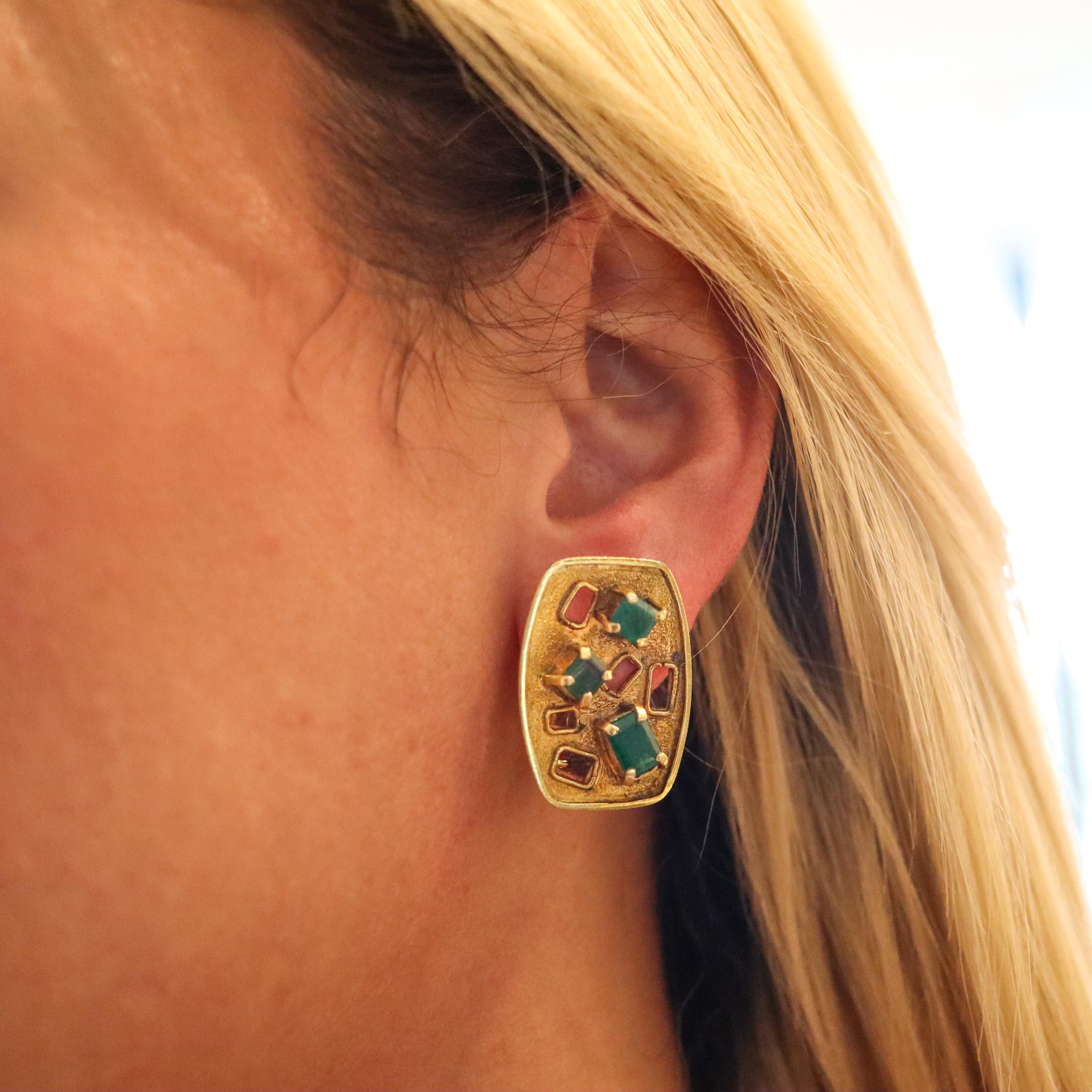 Bruno Guidi 1970 Retro Modernist Earrings In 18Kt Gold With 4.45 Ctw In Emeralds In Excellent Condition For Sale In Miami, FL