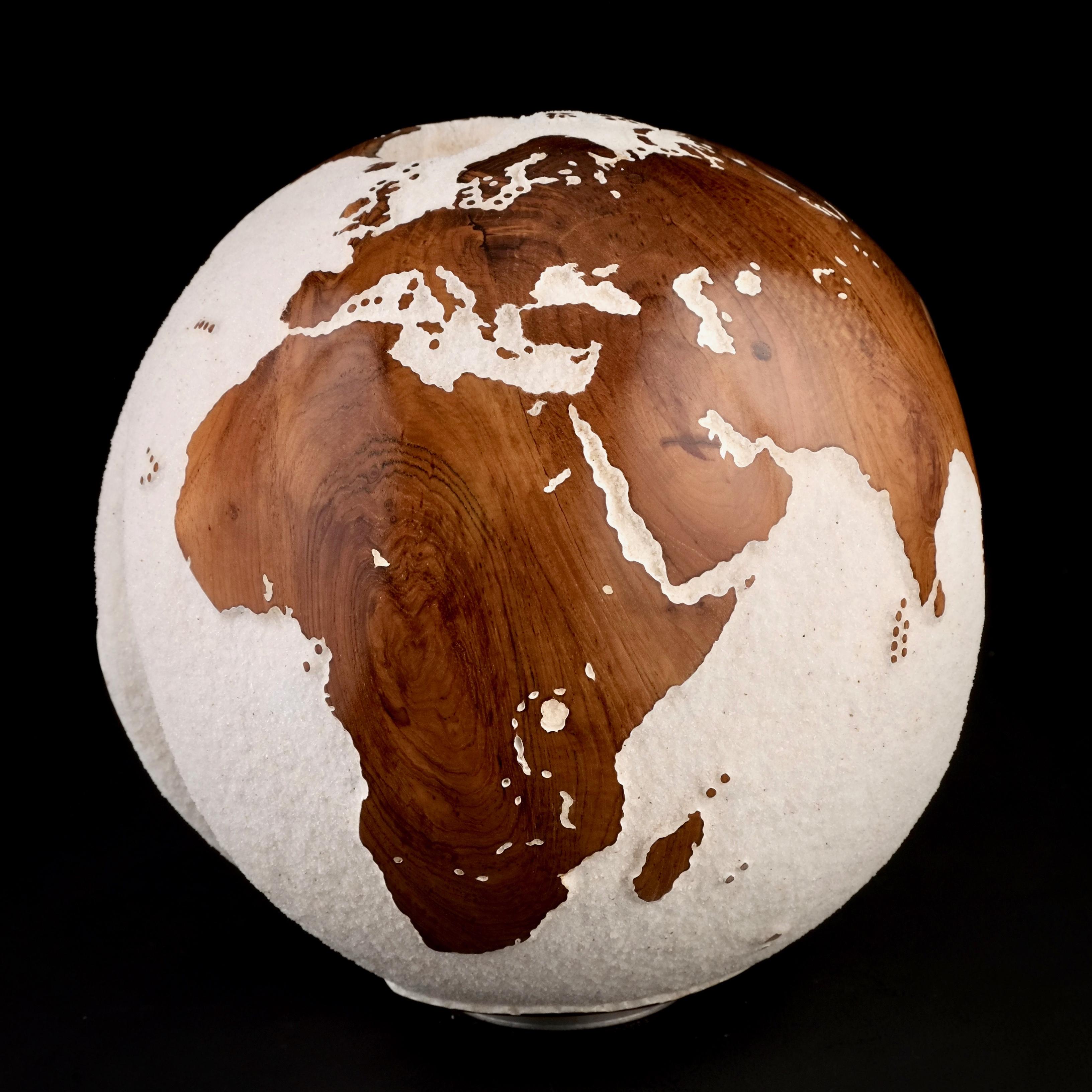 Rund um den Globus Bruno Helgen Zeitgenössische Weltkugel-Skulptur aus Holz  im Angebot 2