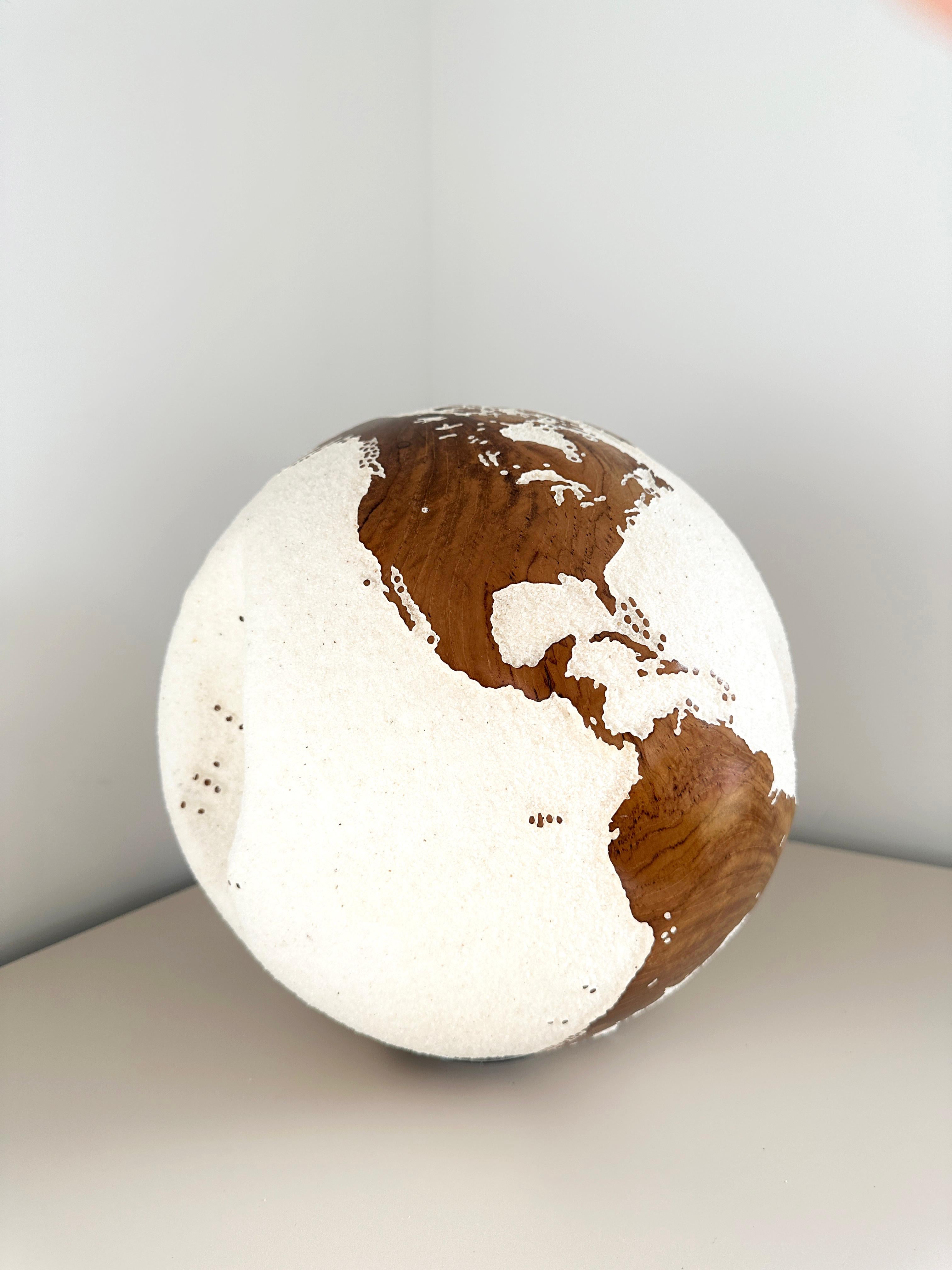 Rund um den Globus Bruno Helgen Zeitgenössische Weltkugel-Skulptur aus Holz  im Angebot 5