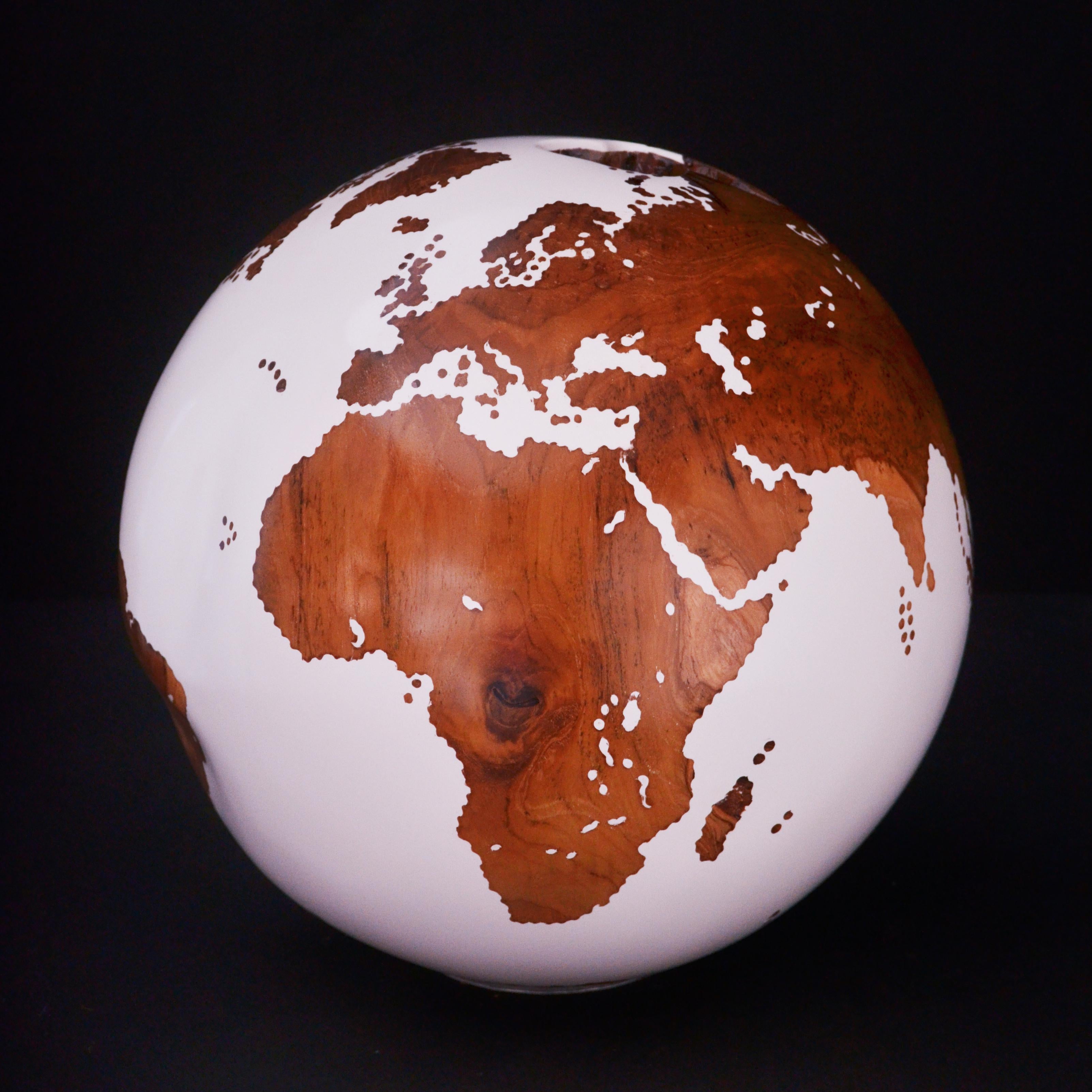Bruno Helgen, sculpture contemporaine en forme de globe en bois tourné, presque parfaite mais blanche  en vente 1