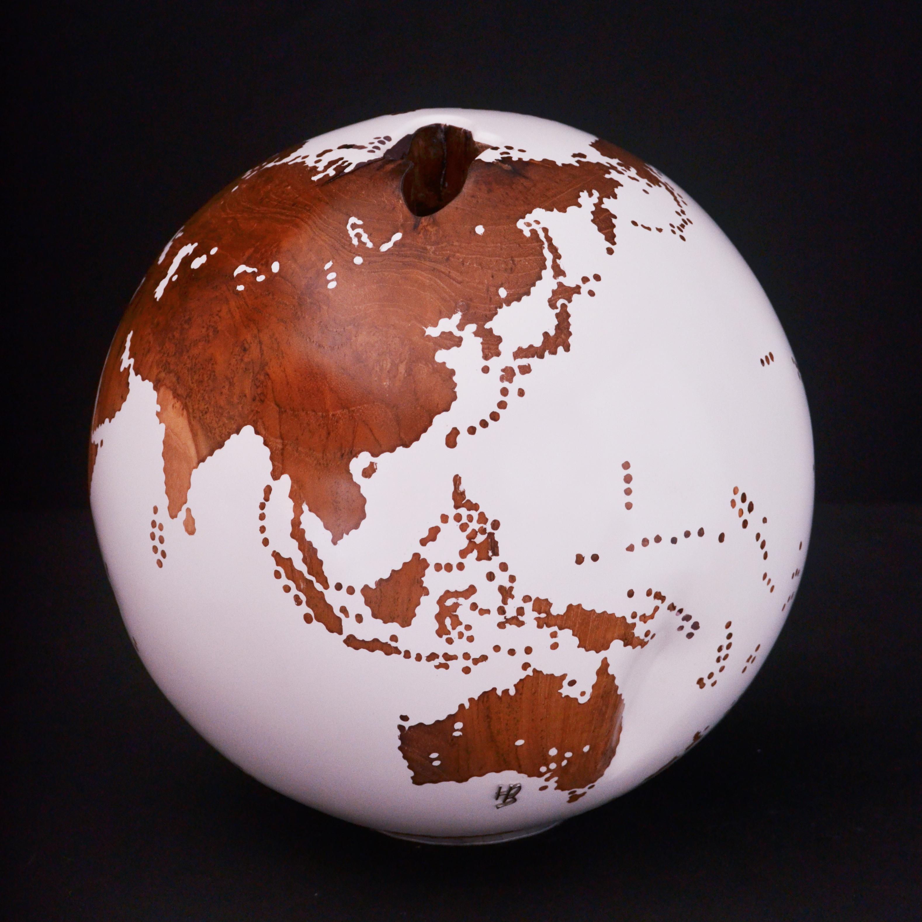 Bruno Helgen, sculpture contemporaine en forme de globe en bois tourné, presque parfaite mais blanche  en vente 2
