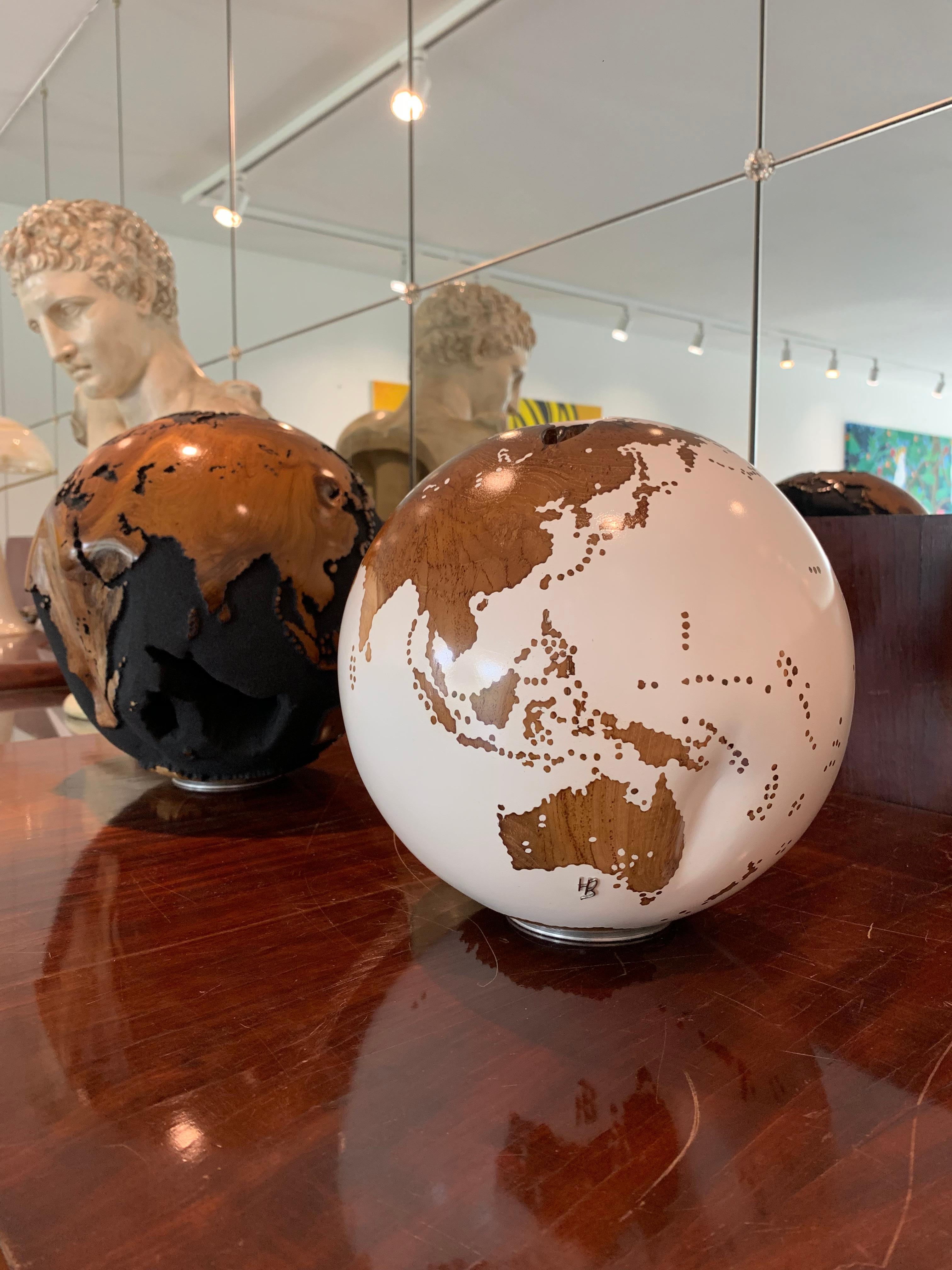 Bruno Helgen, sculpture contemporaine en forme de globe en bois tourné, presque parfaite mais blanche  en vente 7