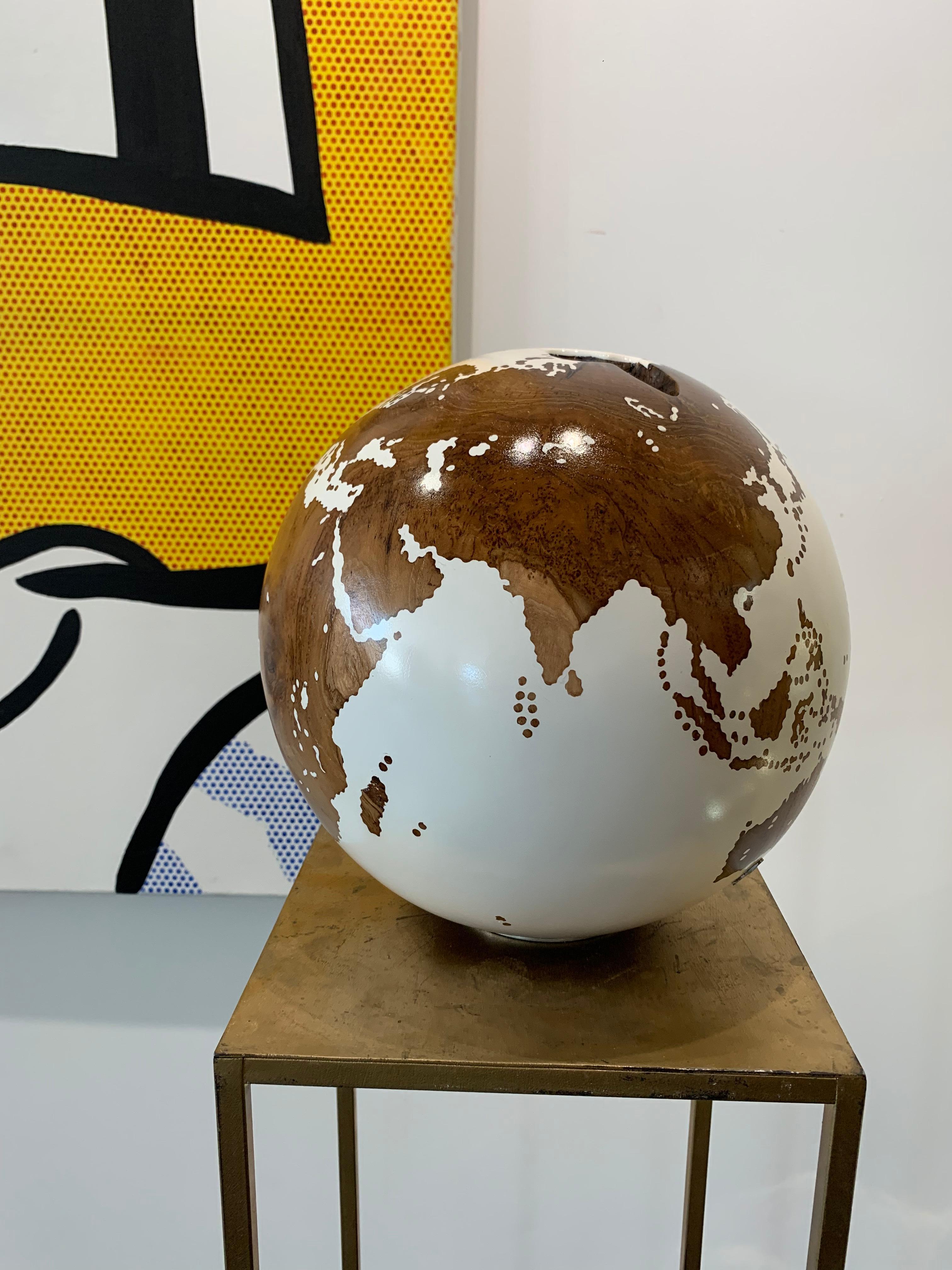 Bruno Helgen, sculpture contemporaine en forme de globe en bois tourné, presque parfaite mais blanche  en vente 8