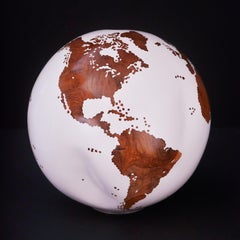 Quasi perfetta ma bianca Bruno Helgen Scultura contemporanea in legno tornito con globo