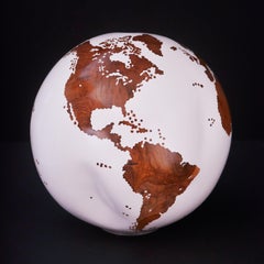 Quasi perfetta ma bianca Bruno Helgen Scultura contemporanea in legno tornito con globo 