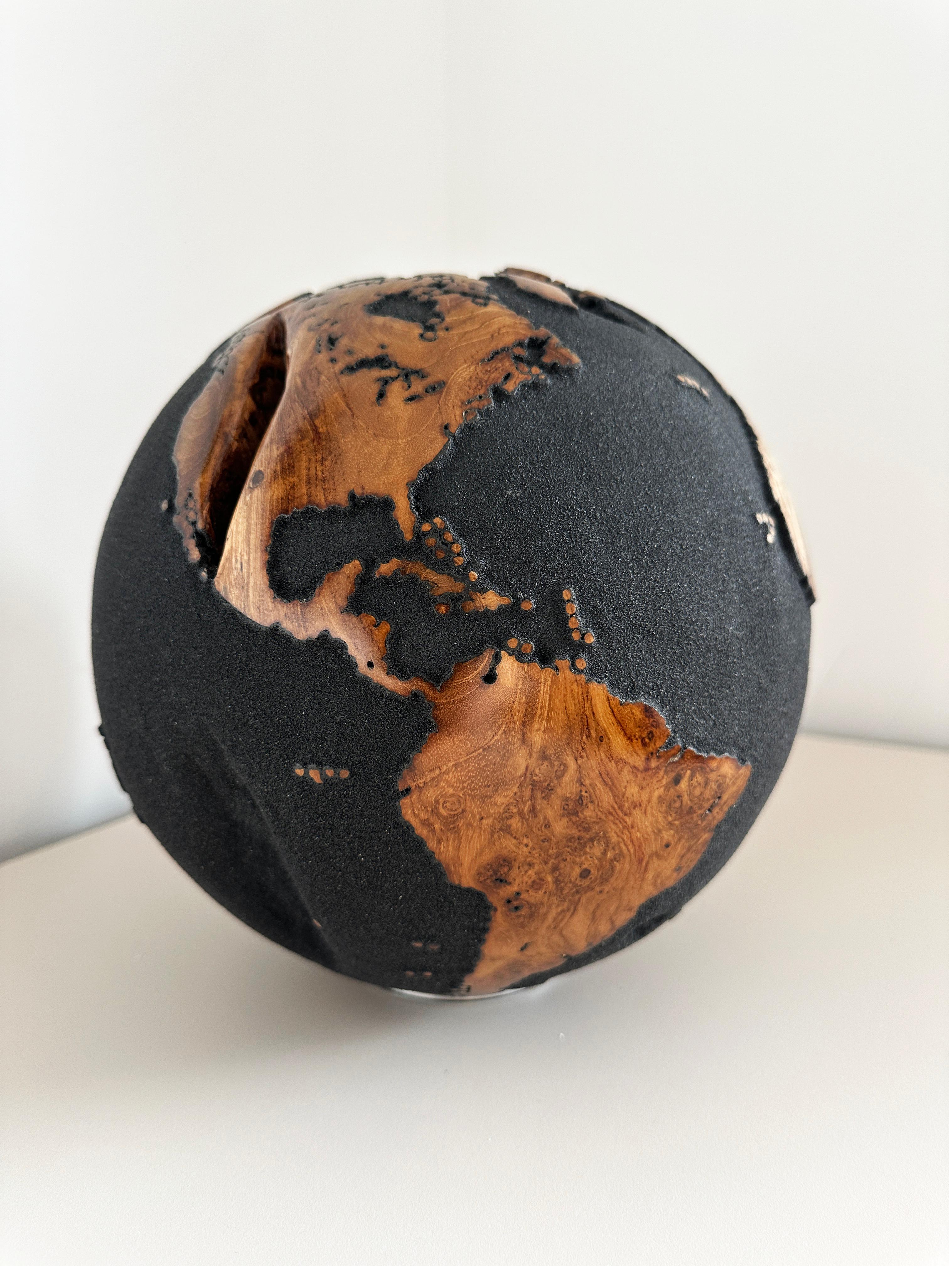 Around the Globe Black Teak by Bruno Helgen - Weltkugel aus Holz Skulptur im Angebot 10