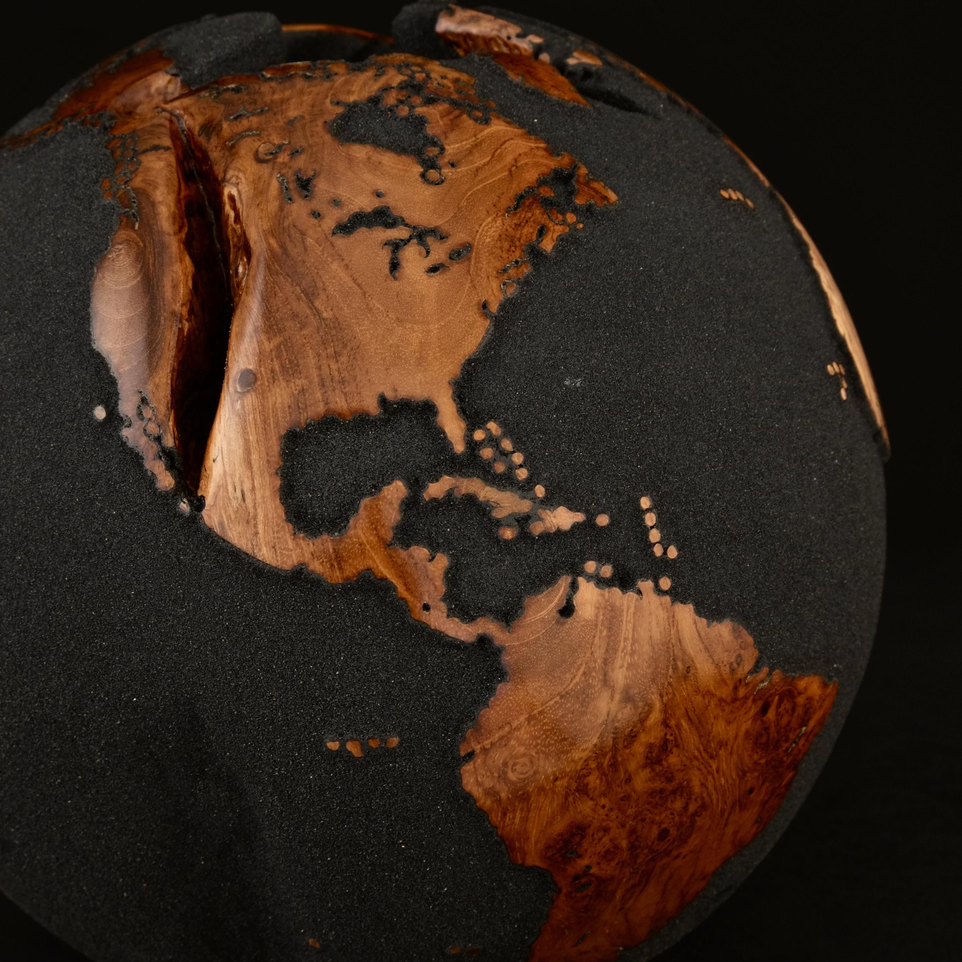 Around the Globe Black Teak by Bruno Helgen - Weltkugel aus Holz Skulptur im Angebot 11