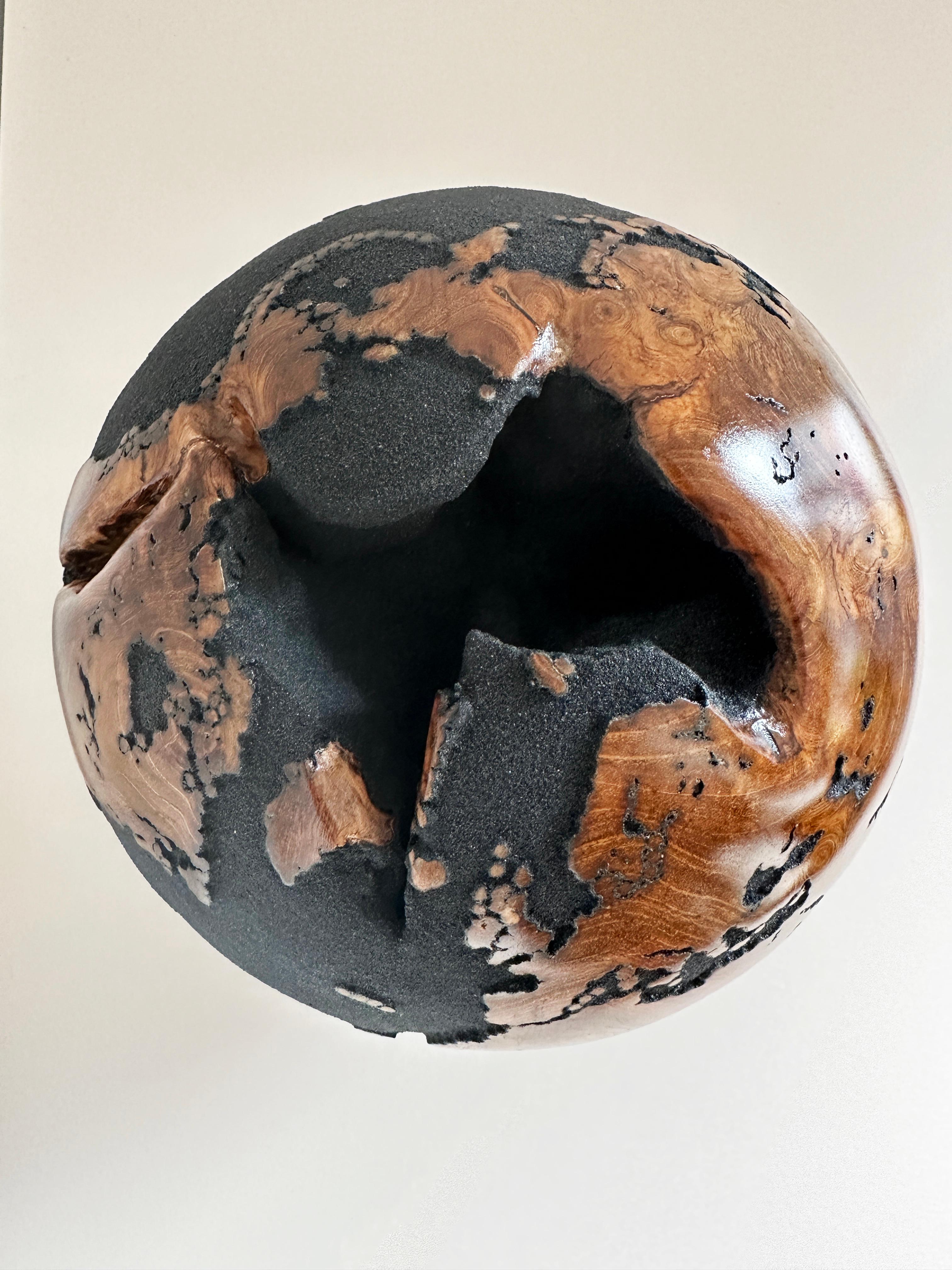 Around the Globe Black Teak by Bruno Helgen - Weltkugel aus Holz Skulptur im Angebot 12