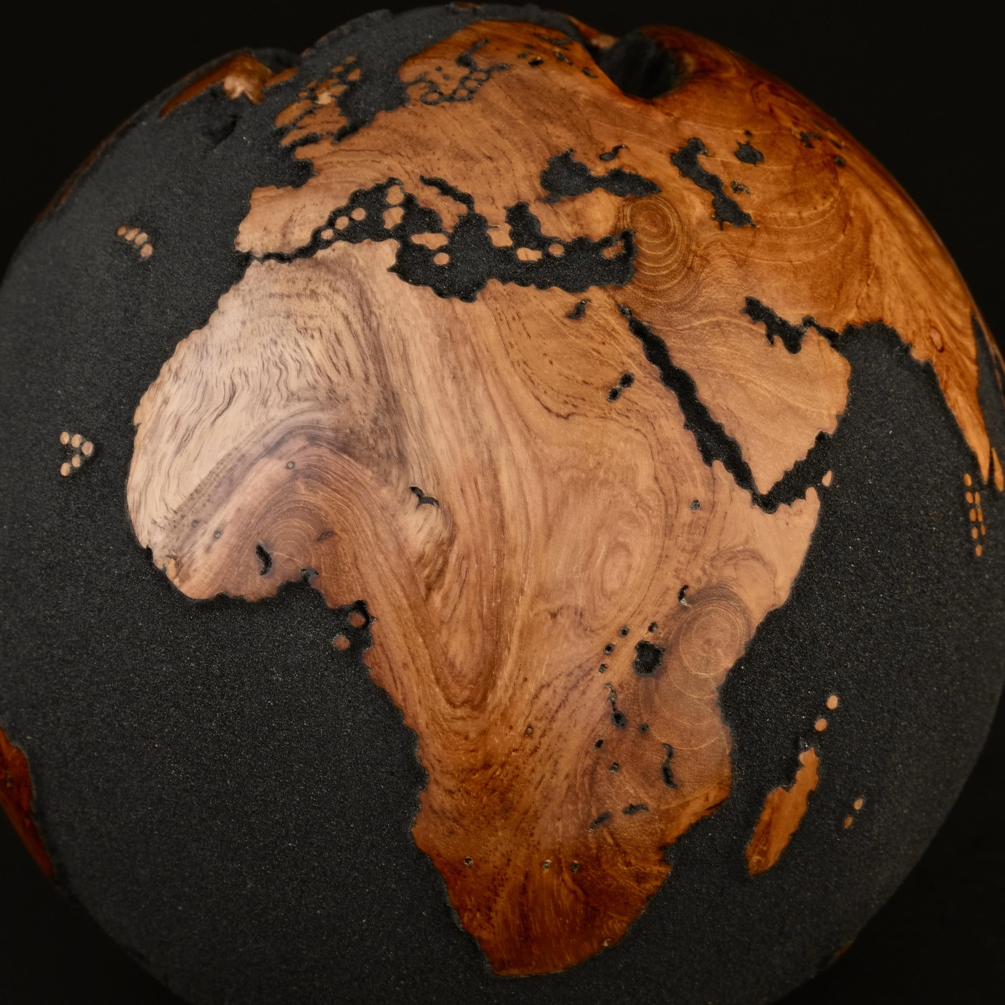 Around the Globe Black Teak by Bruno Helgen - Weltkugel aus Holz Skulptur im Angebot 13