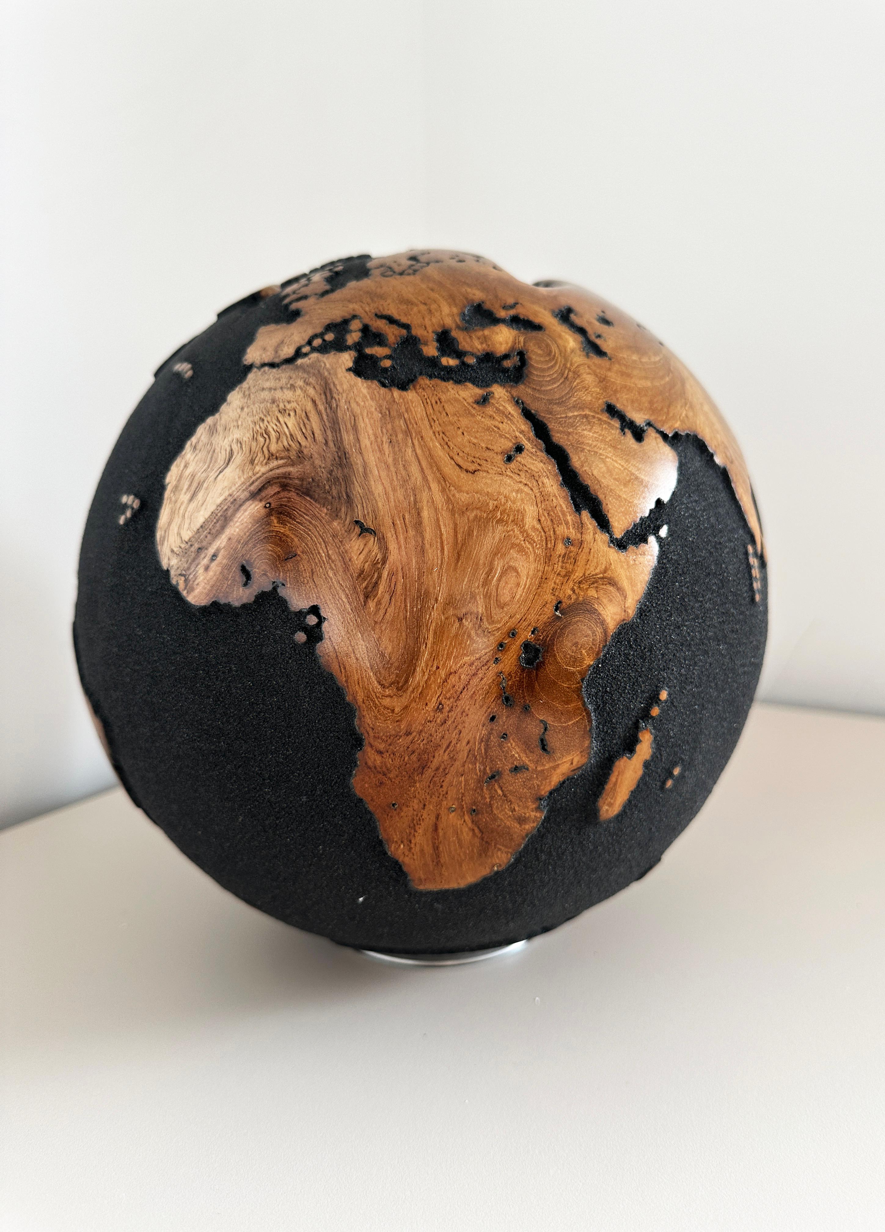 Around the Globe Black Teak by Bruno Helgen - Weltkugel aus Holz Skulptur im Angebot 14