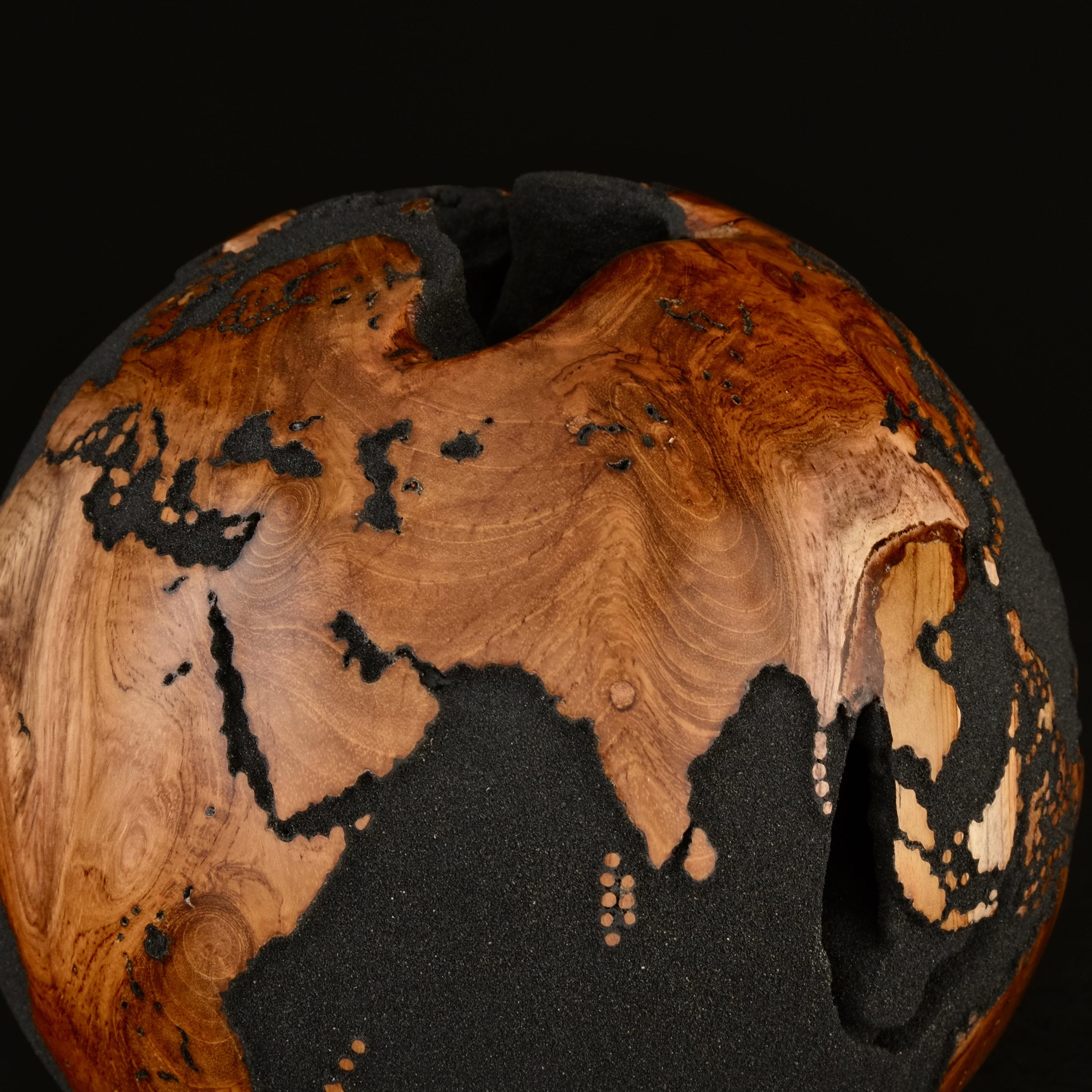 Around the Globe Black Teak by Bruno Helgen - Weltkugel aus Holz Skulptur im Angebot 15