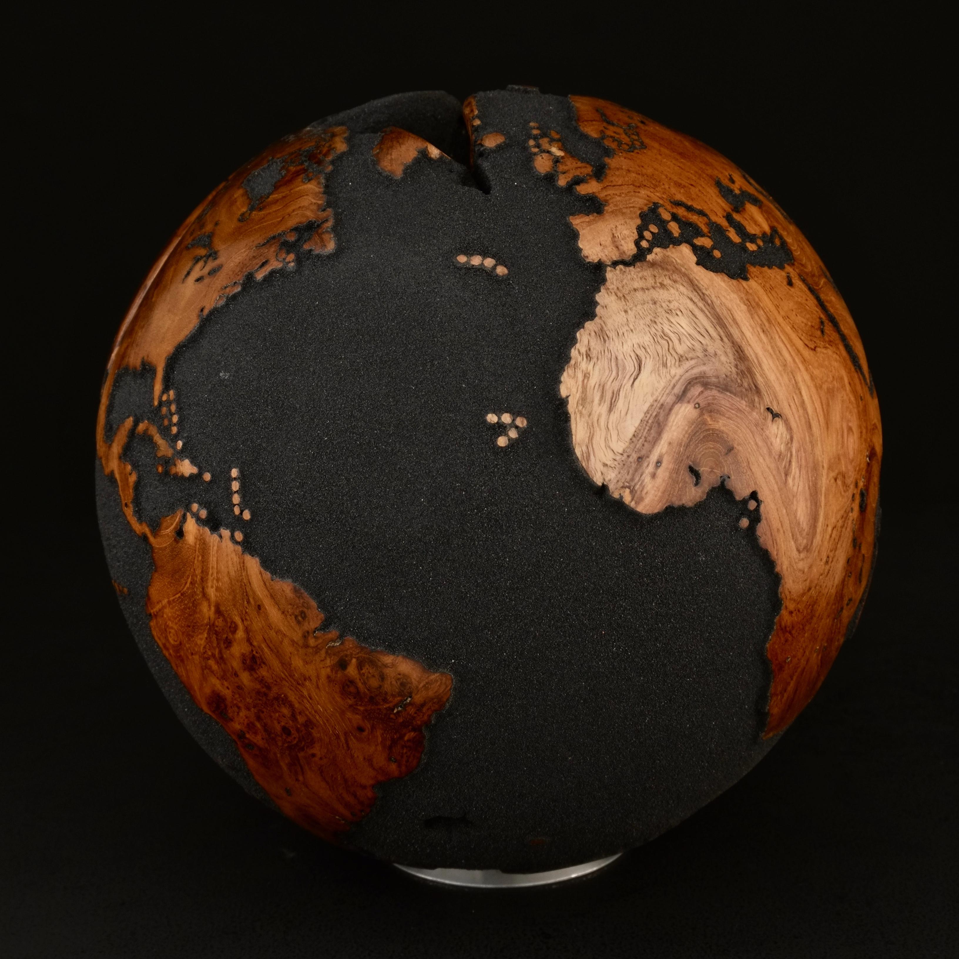 Around the Globe Black Teak by Bruno Helgen - Weltkugel aus Holz Skulptur im Angebot 2