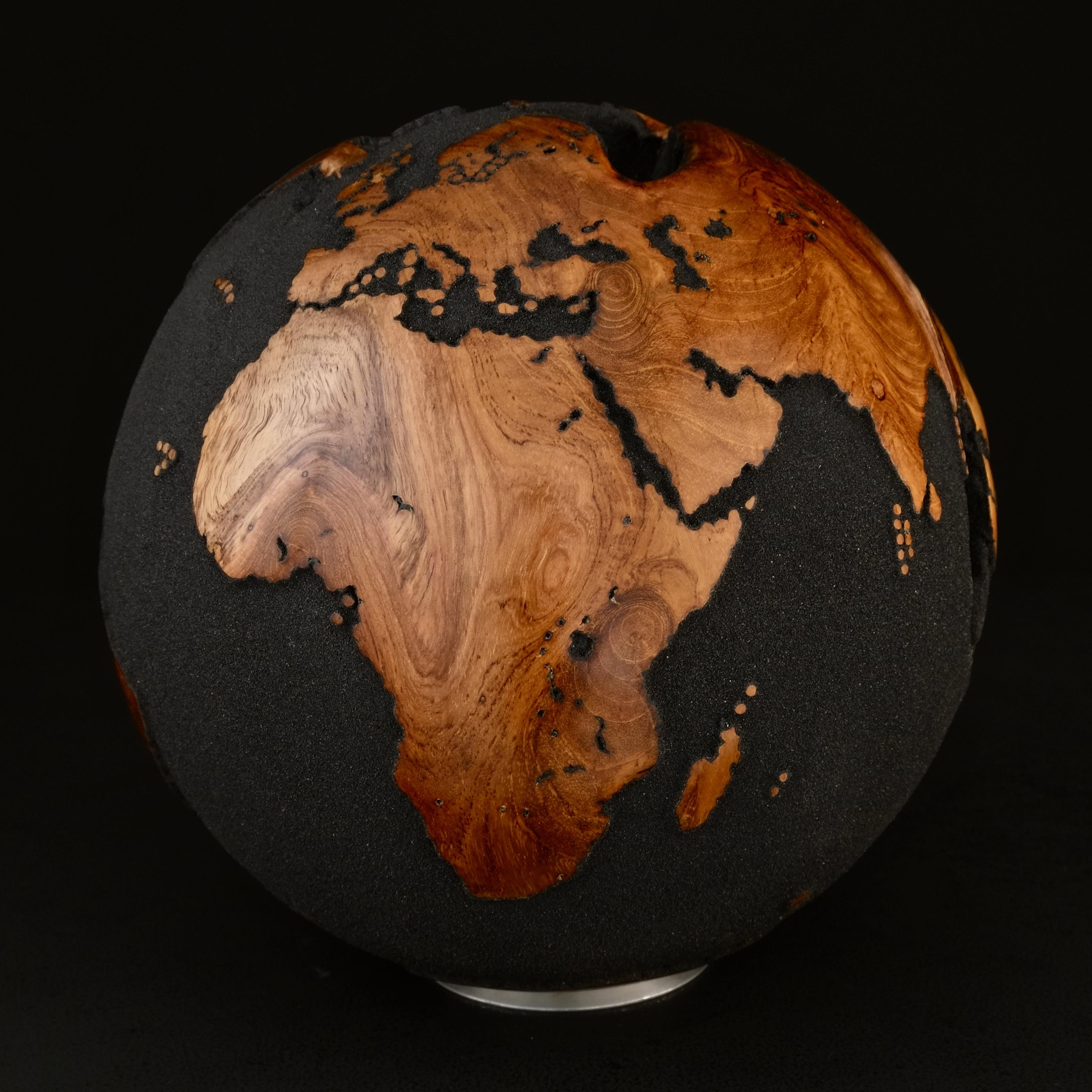 Around the Globe Black Teak by Bruno Helgen - Weltkugel aus Holz Skulptur im Angebot 4