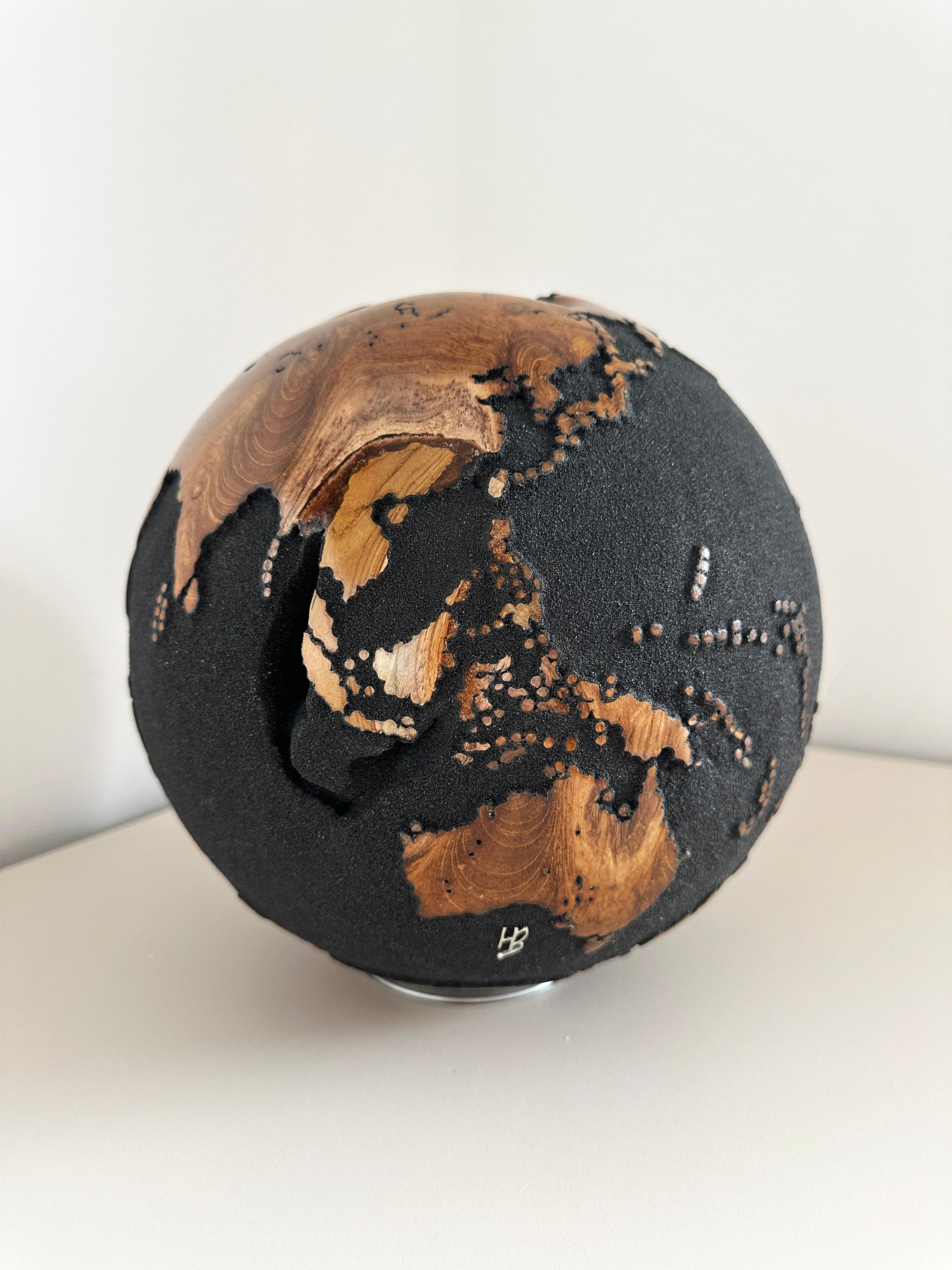 Around the Globe Black Teak by Bruno Helgen - Weltkugel aus Holz Skulptur im Angebot 5