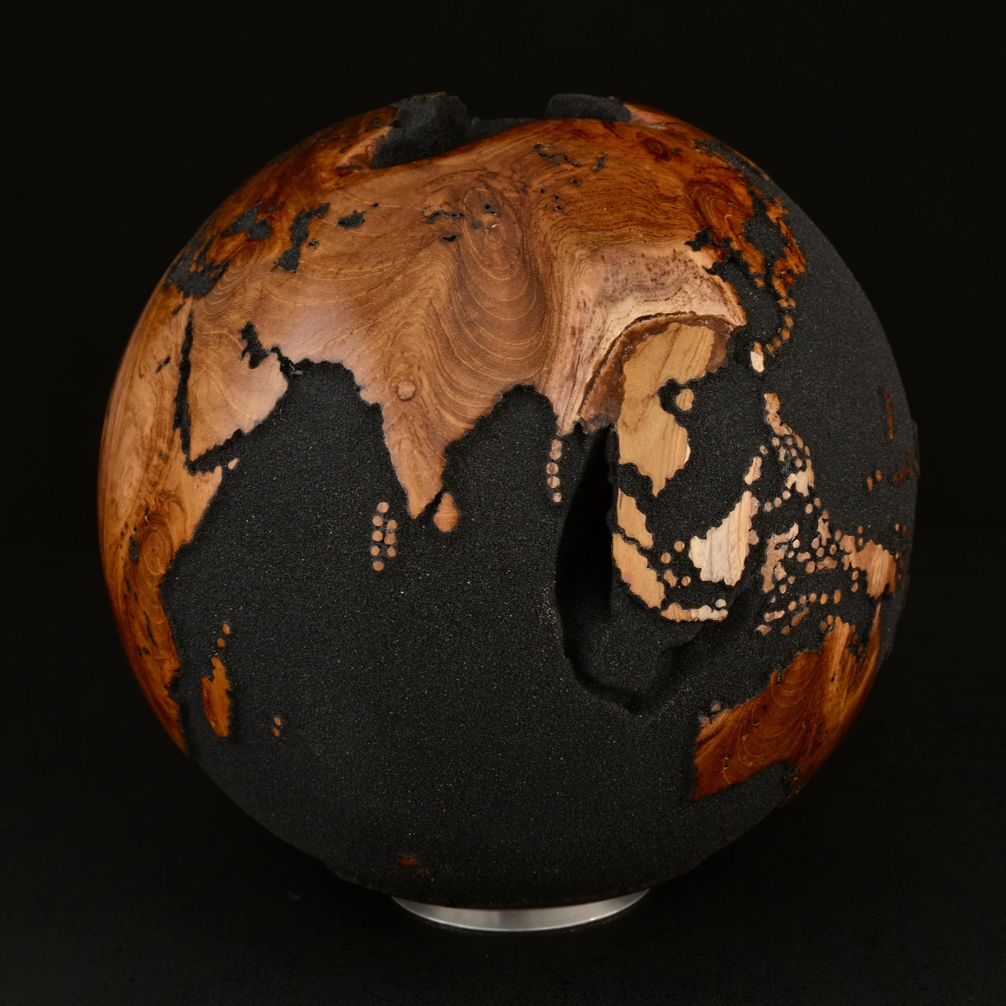 Around the Globe Black Teak by Bruno Helgen - Weltkugel aus Holz Skulptur im Angebot 6