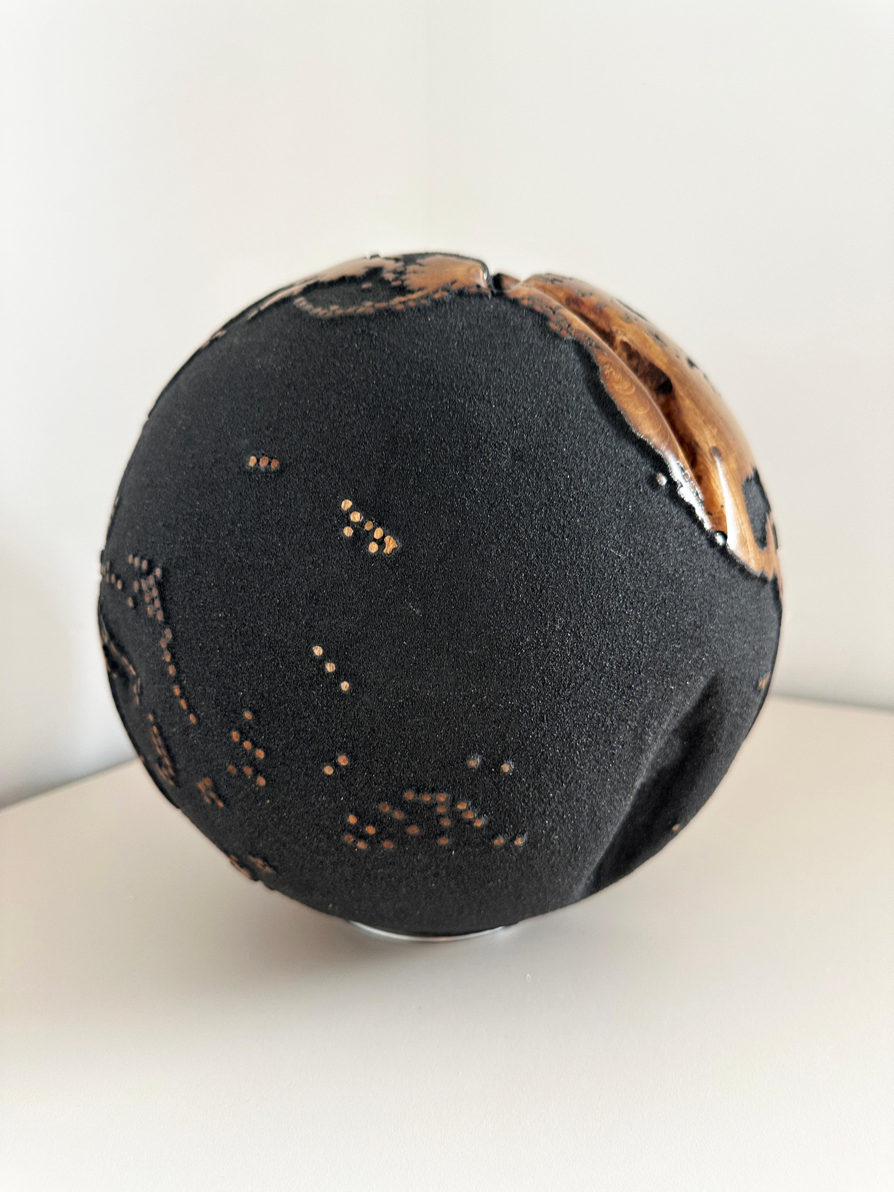 Around the Globe Black Teak by Bruno Helgen - Weltkugel aus Holz Skulptur im Angebot 7