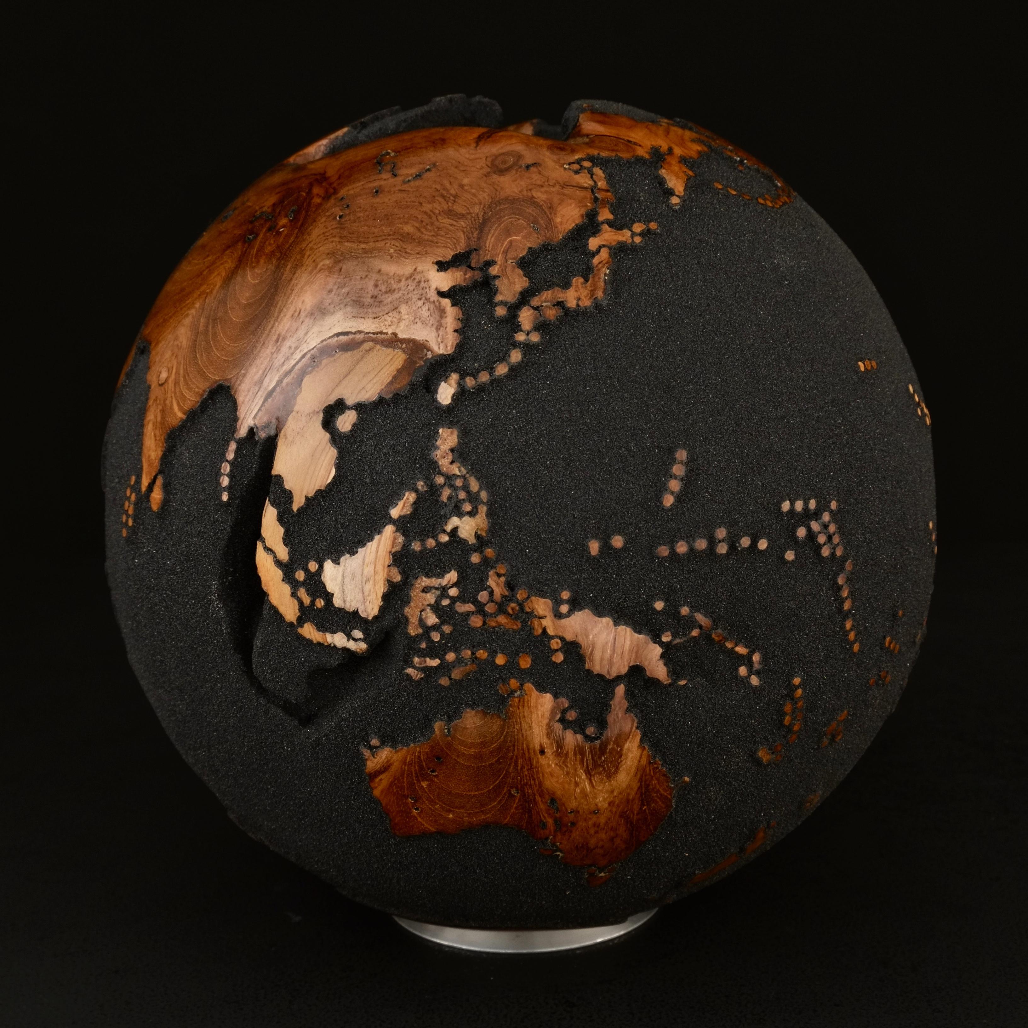 Around the Globe Black Teak by Bruno Helgen - Weltkugel aus Holz Skulptur im Angebot 8