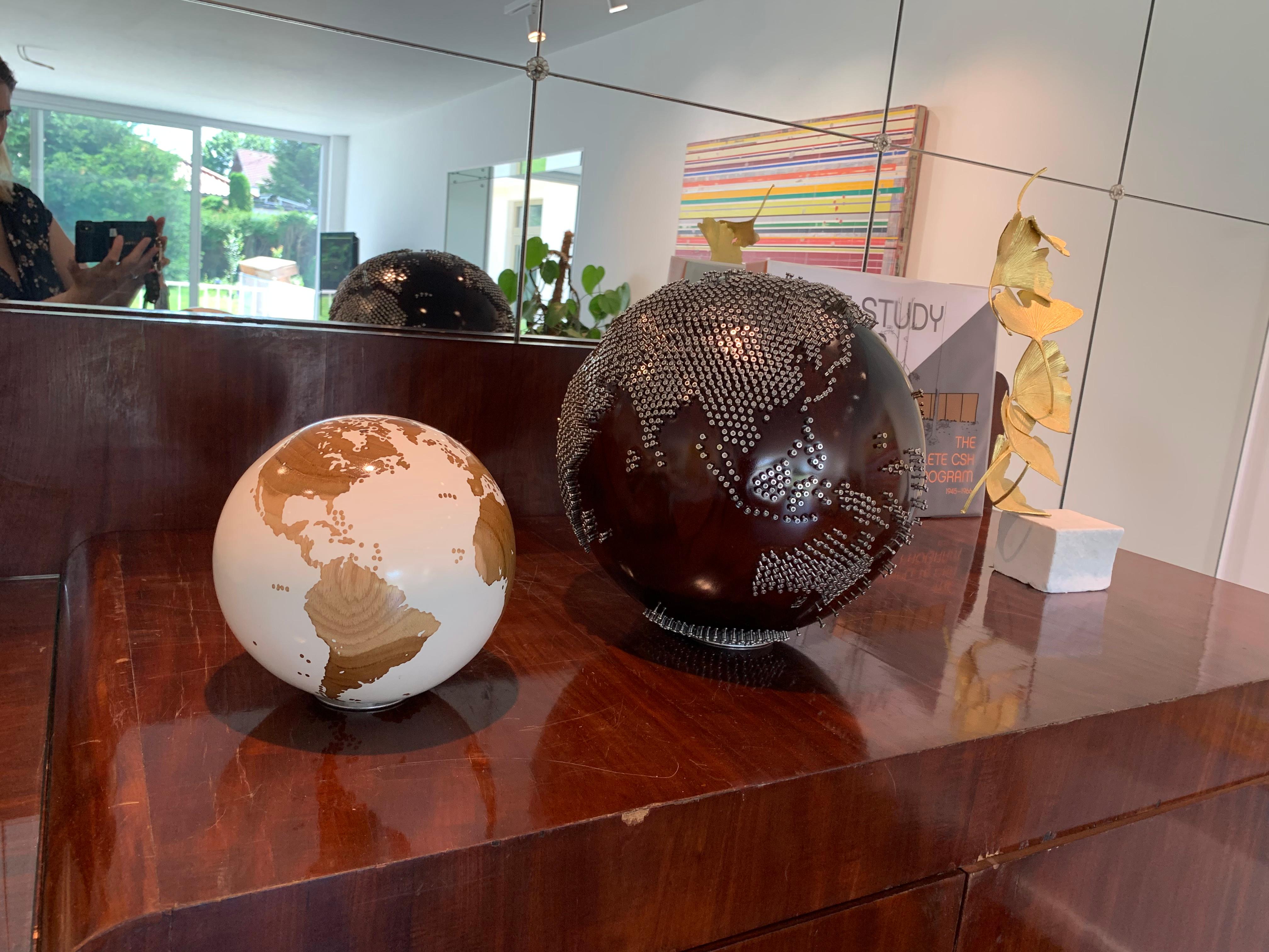 Bolts de Bruno Helgen - Sculpture contemporaine en forme de globe en bois tourné  en vente 10