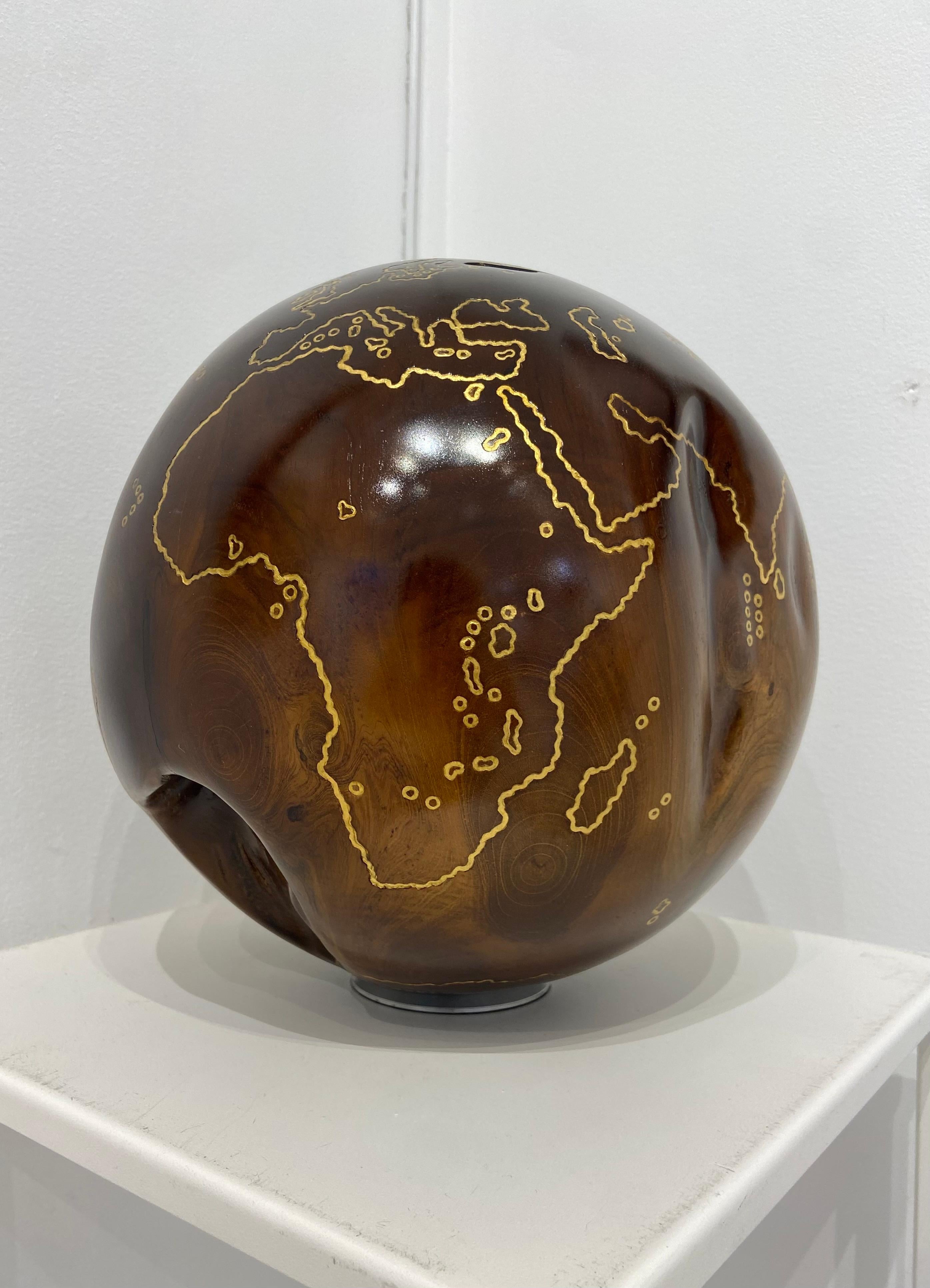 Ce globe tournant fait de bois de teck recyclé, est le reflet exact de la représentation que se fait Helgen de la répartition géographique du monde et de ses causes naturelles, environnementales et sociétales
L'artiste soucieux de l'environnement,