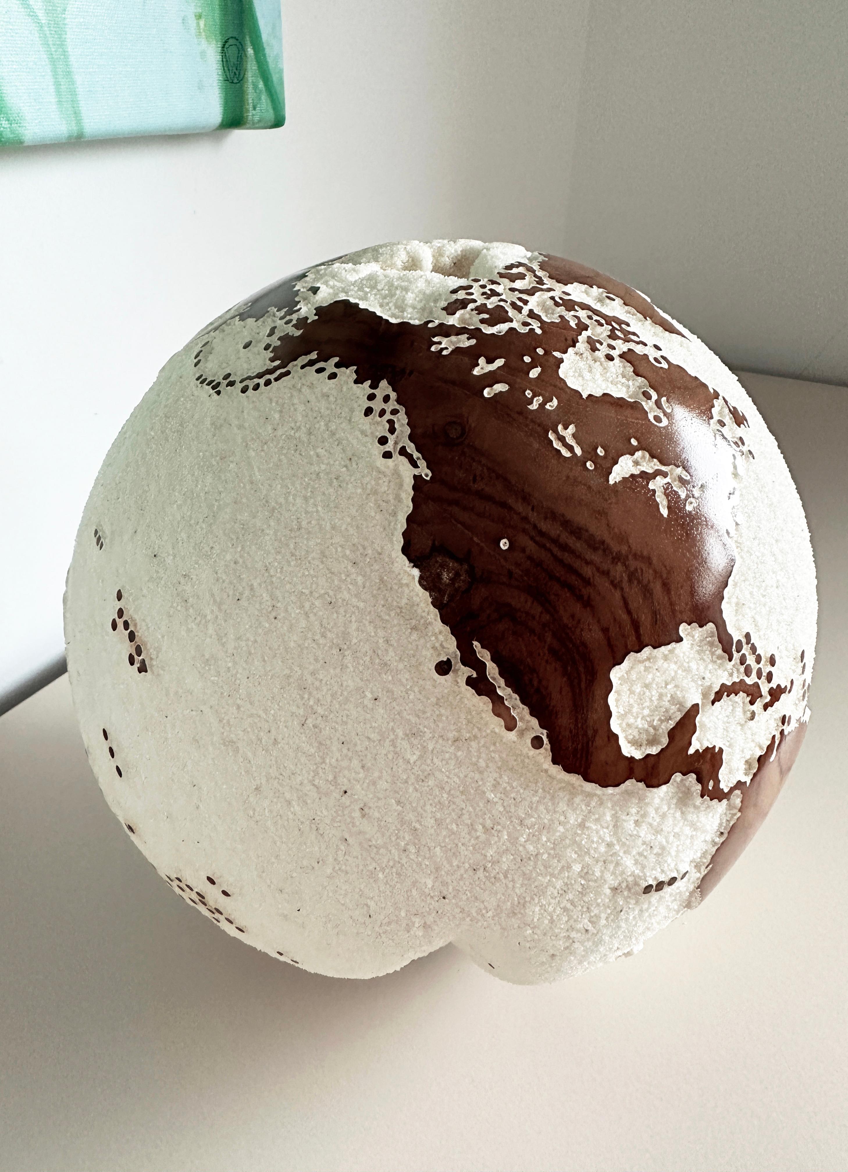 Globetrotter Teak Bruno Helgen Zeitgenössische gedrechselte Holzkugelskulptur im Angebot 9