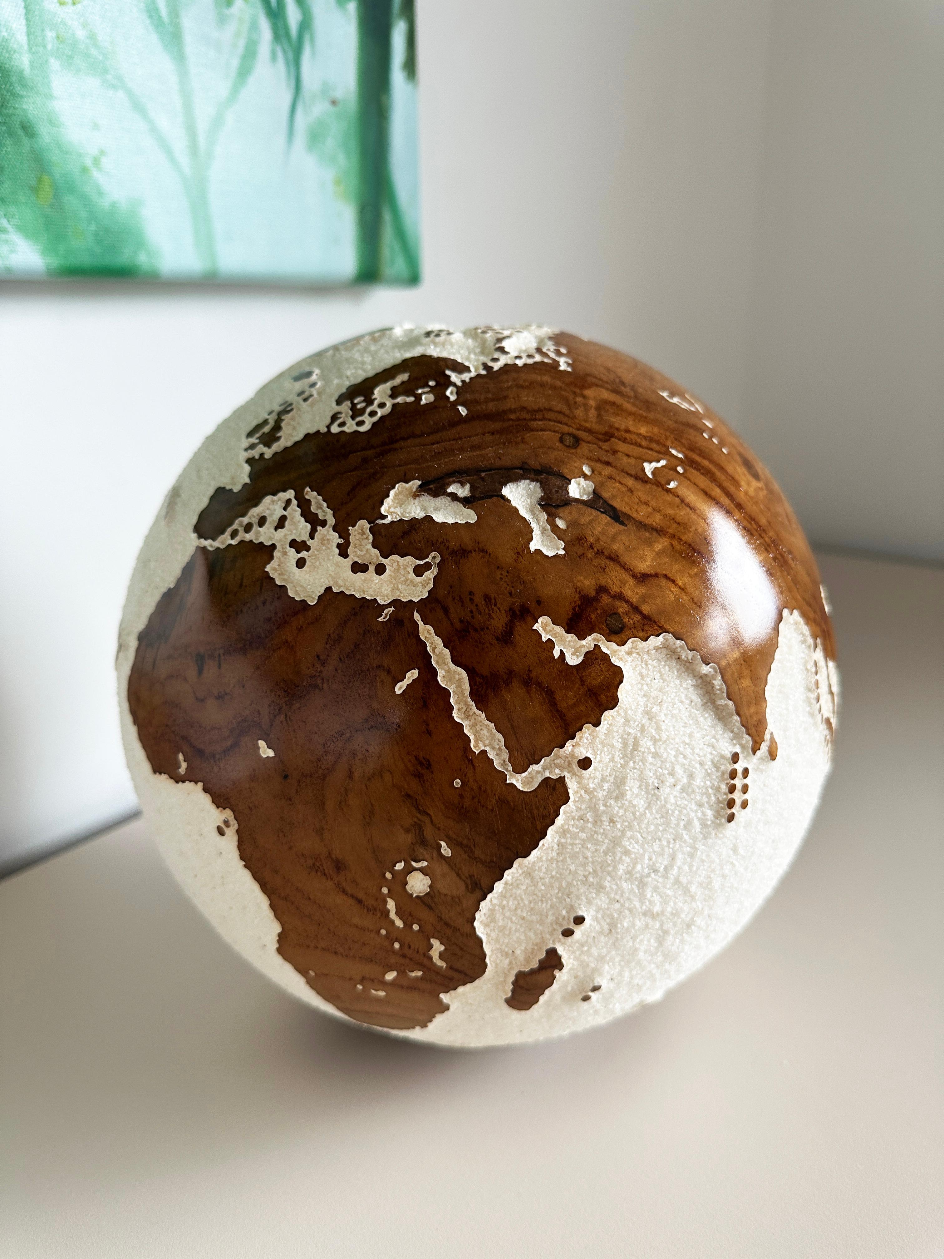 Globetrotter Teak Bruno Helgen Zeitgenössische gedrechselte Holzkugelskulptur  im Angebot 11