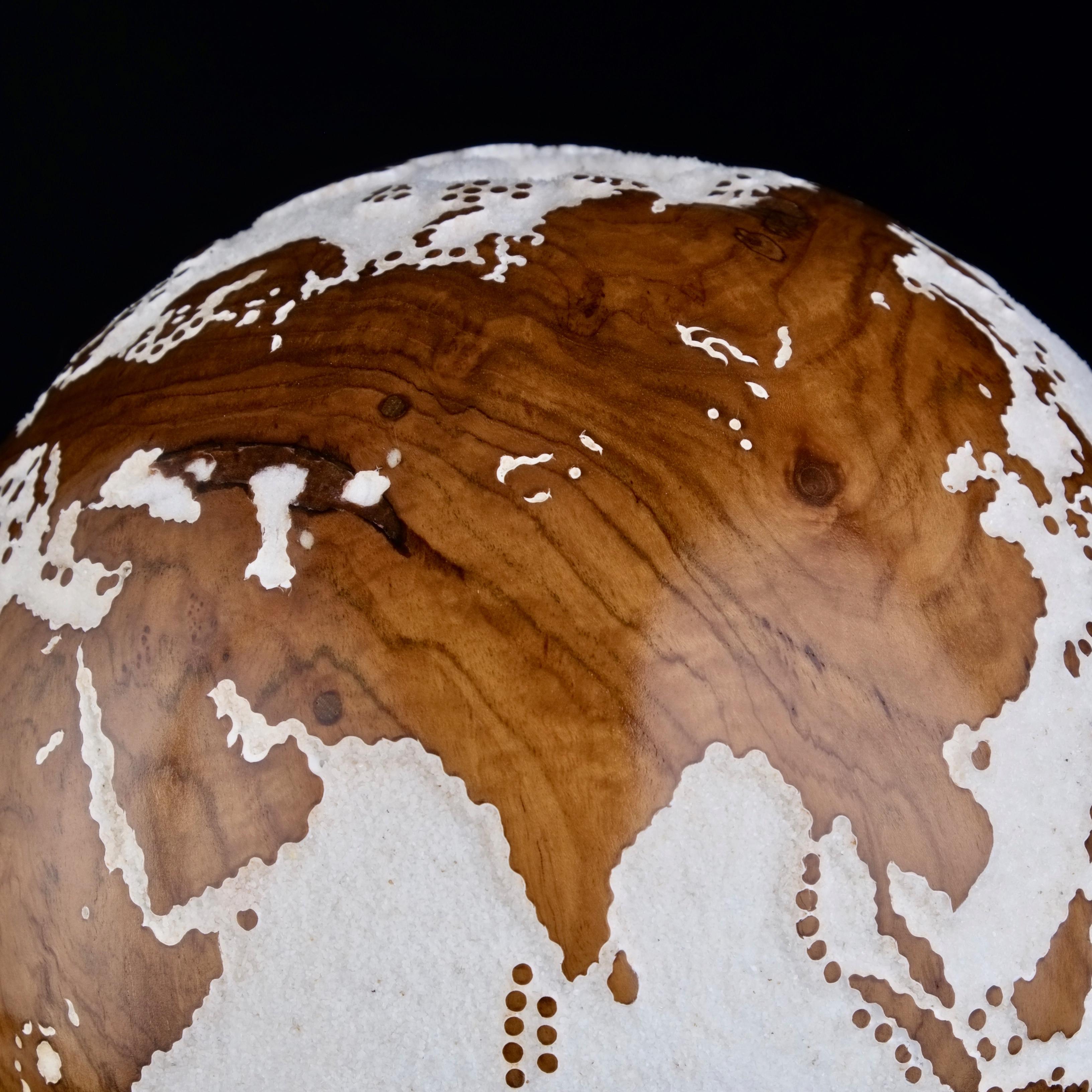 Globetrotter Teak Bruno Helgen Zeitgenössische gedrechselte Holzkugelskulptur im Angebot 12